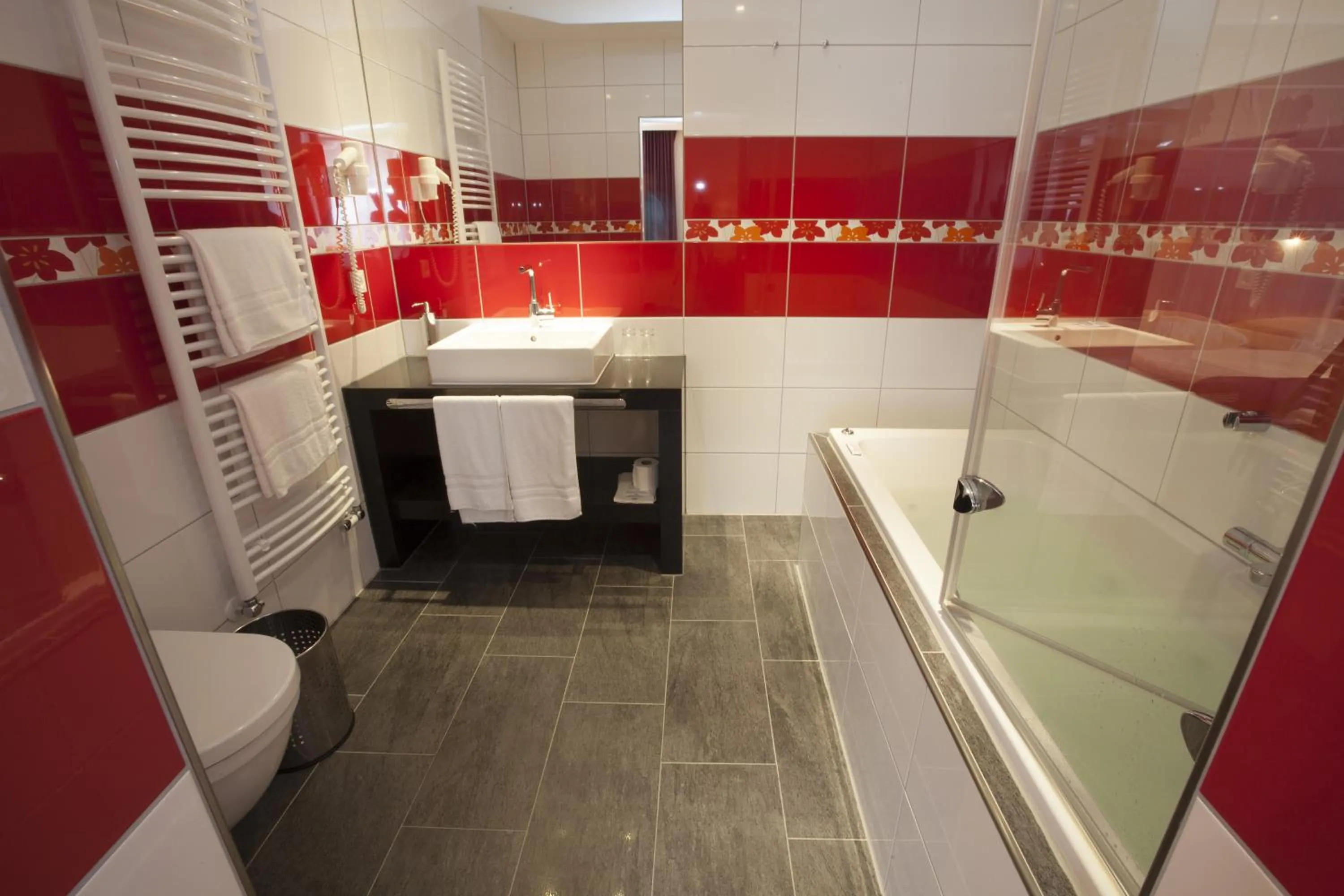 Bathroom in Hotel du Commerce - Restaurant La Table de Clervaux