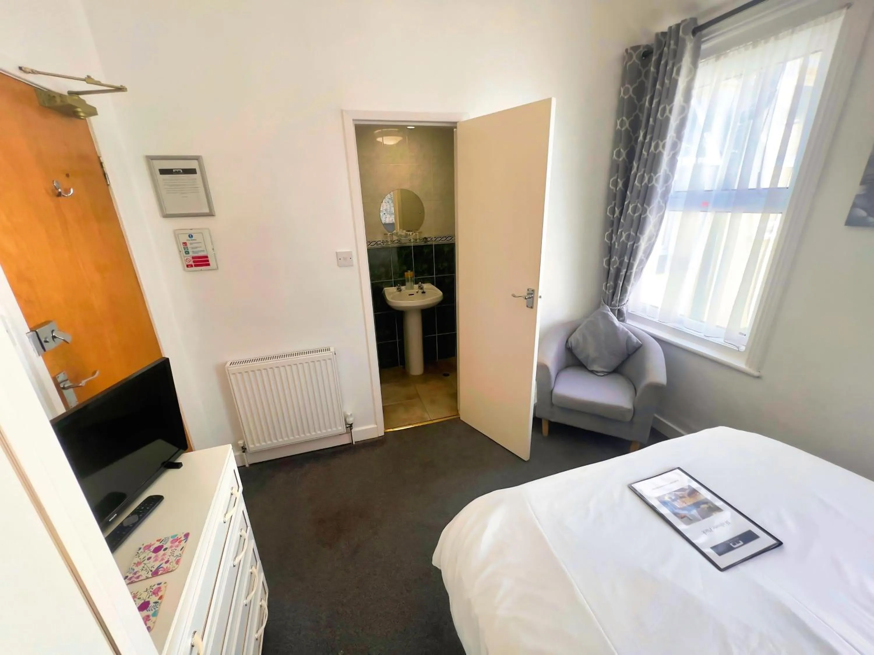 Bathroom, Bed in Bella Vista Lodge
