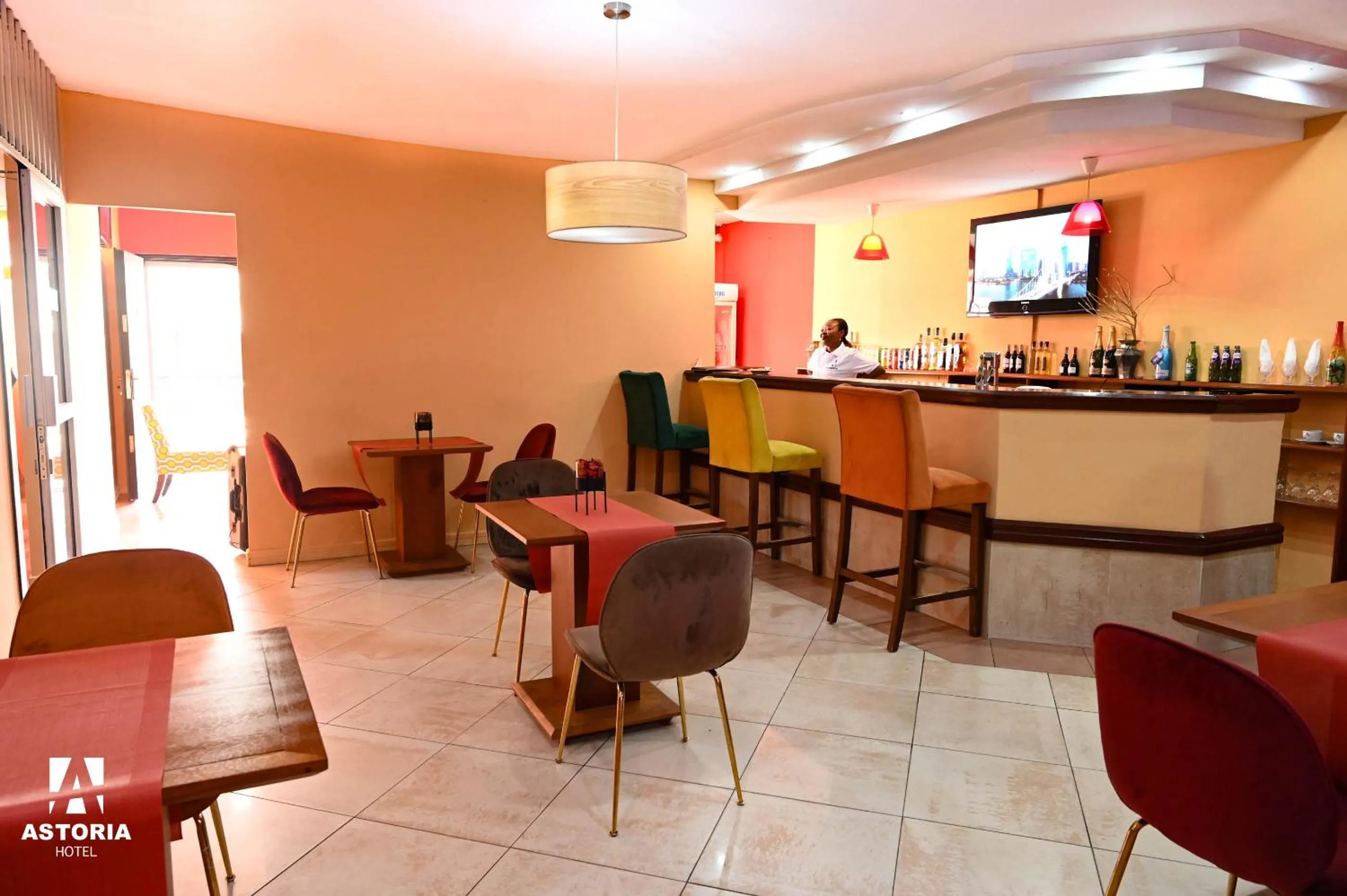 Restaurant/places to eat in Hotel Astoria