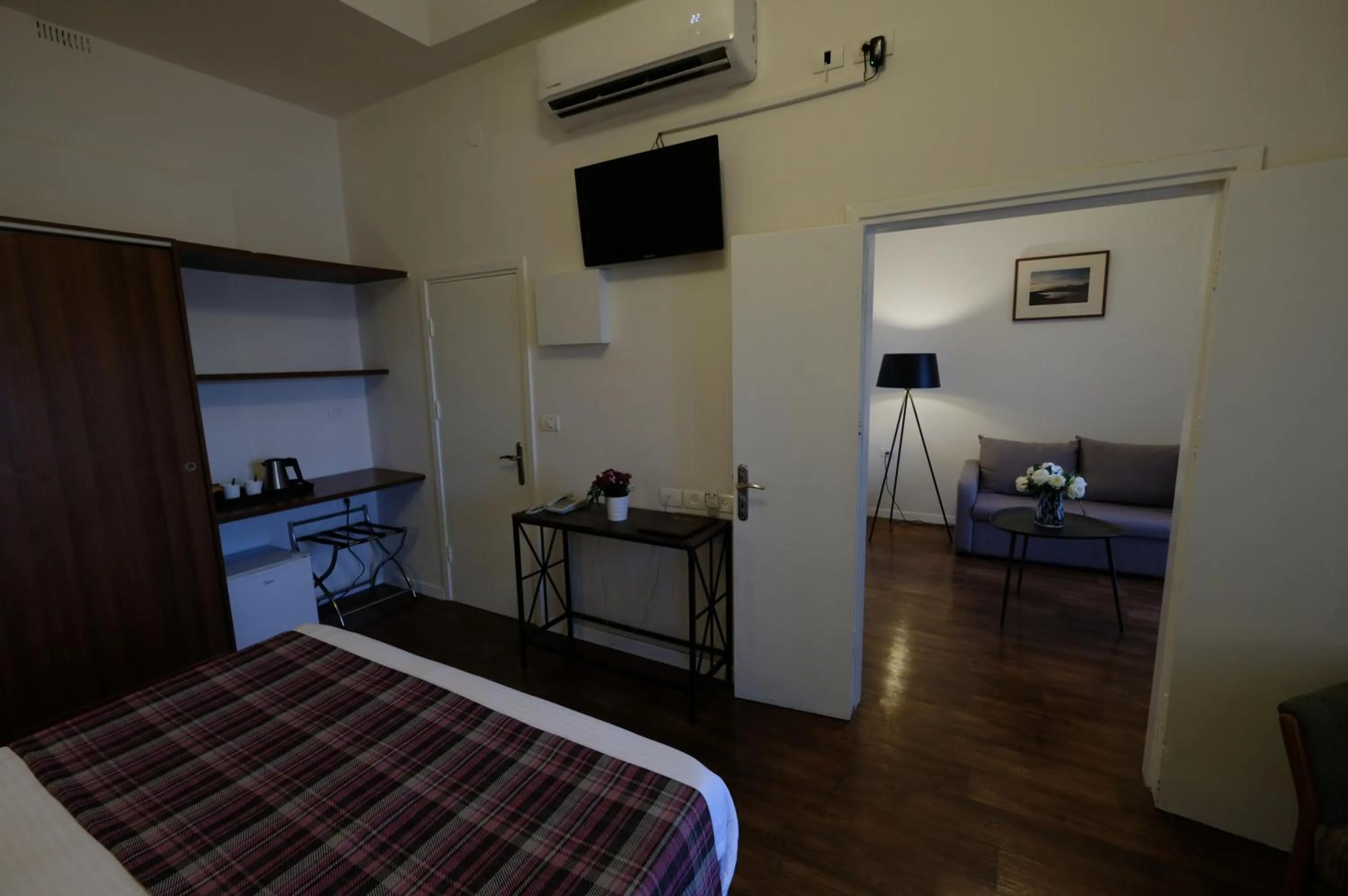 Seating area, Bed in Scots House Hotel