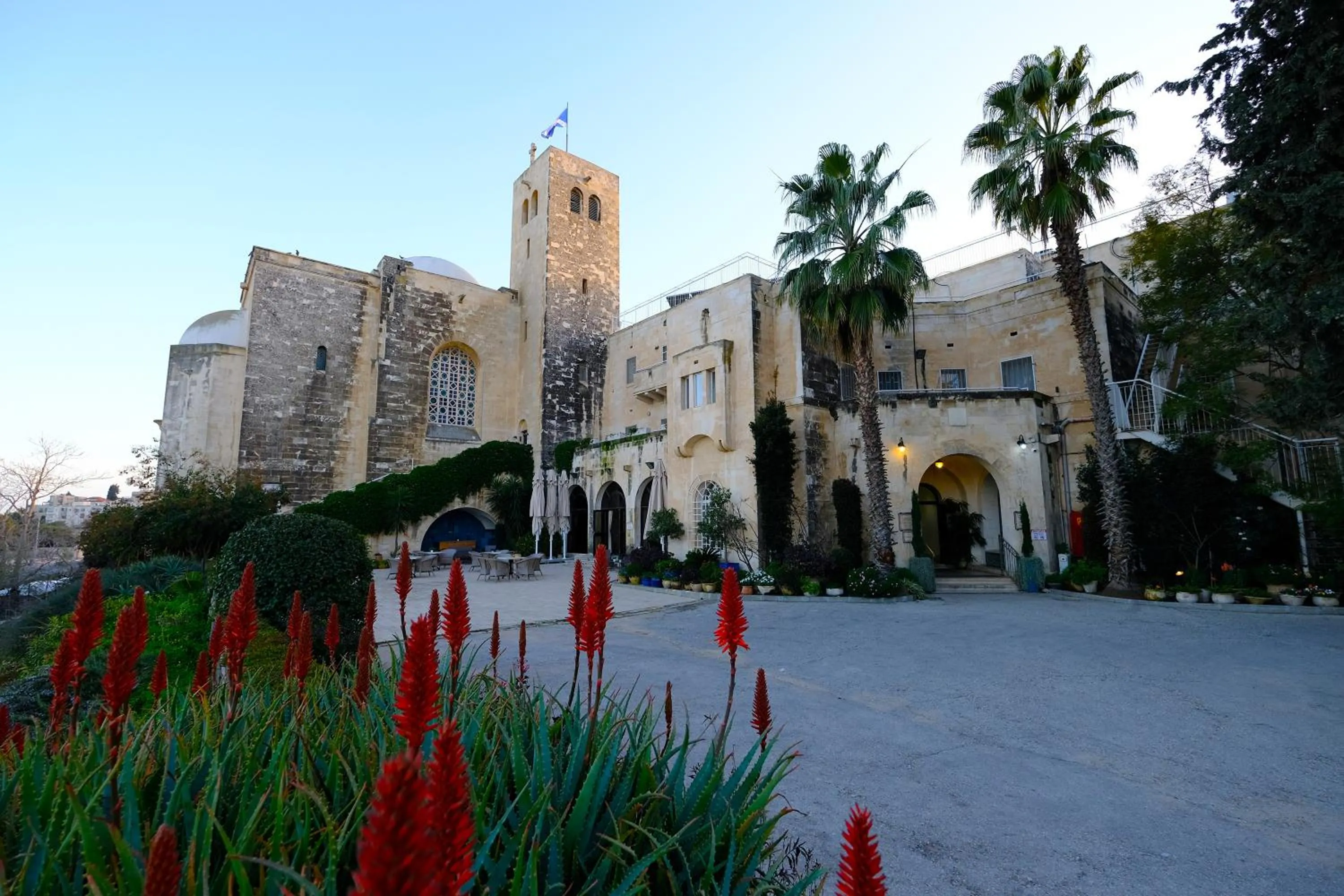 Facade/entrance in Scots House Hotel