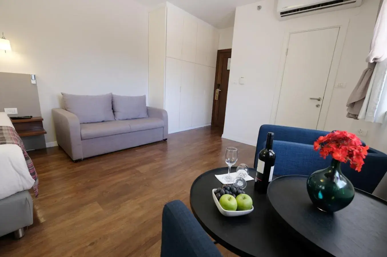 Twin Room with Sofa and Garden View - single occupancy in Scots House Hotel Twin Room with Sofa and Garden View - single occupancy in Scots House Hotel