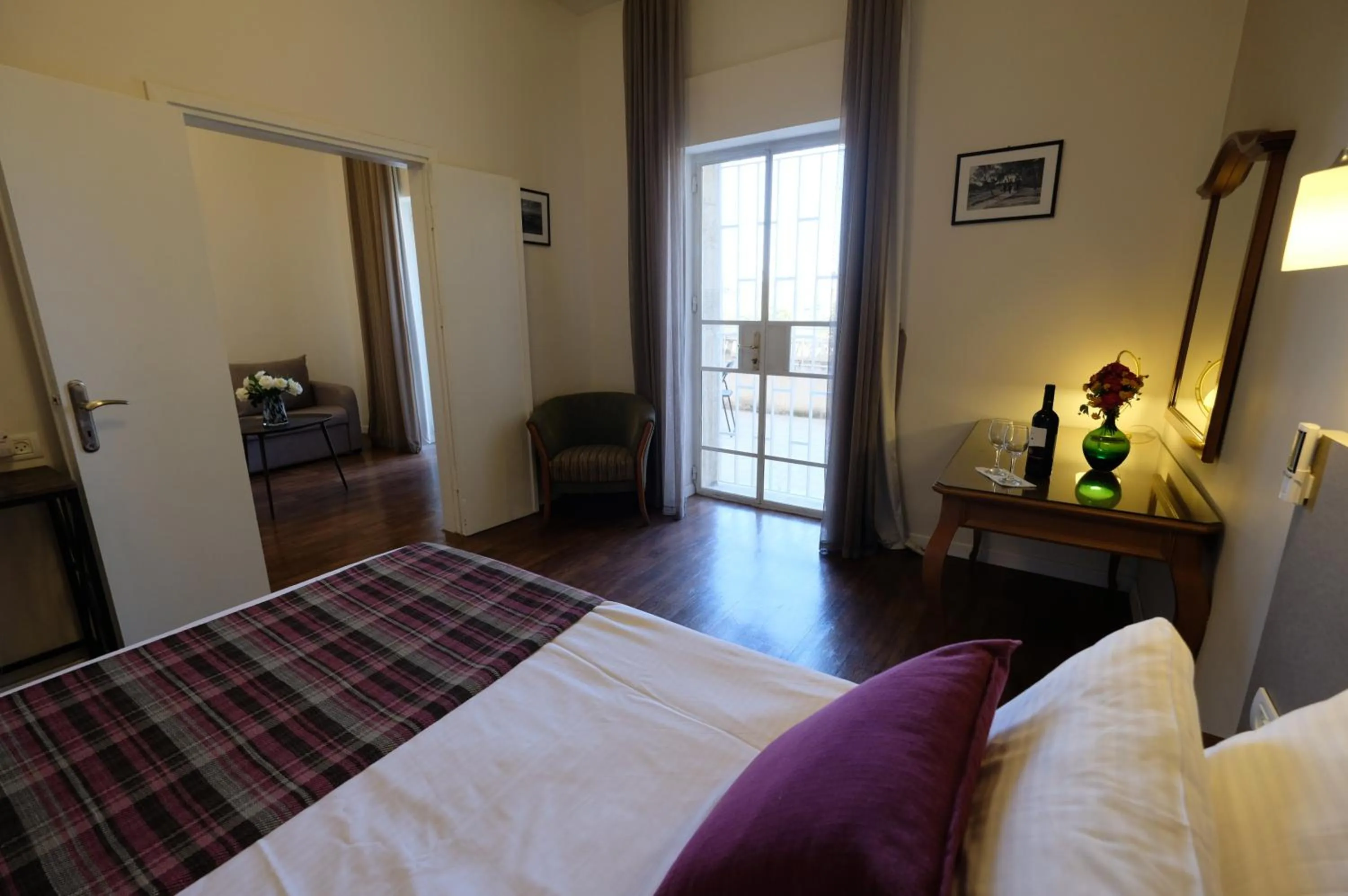 Photo of the whole room, Bed in Scots House Hotel