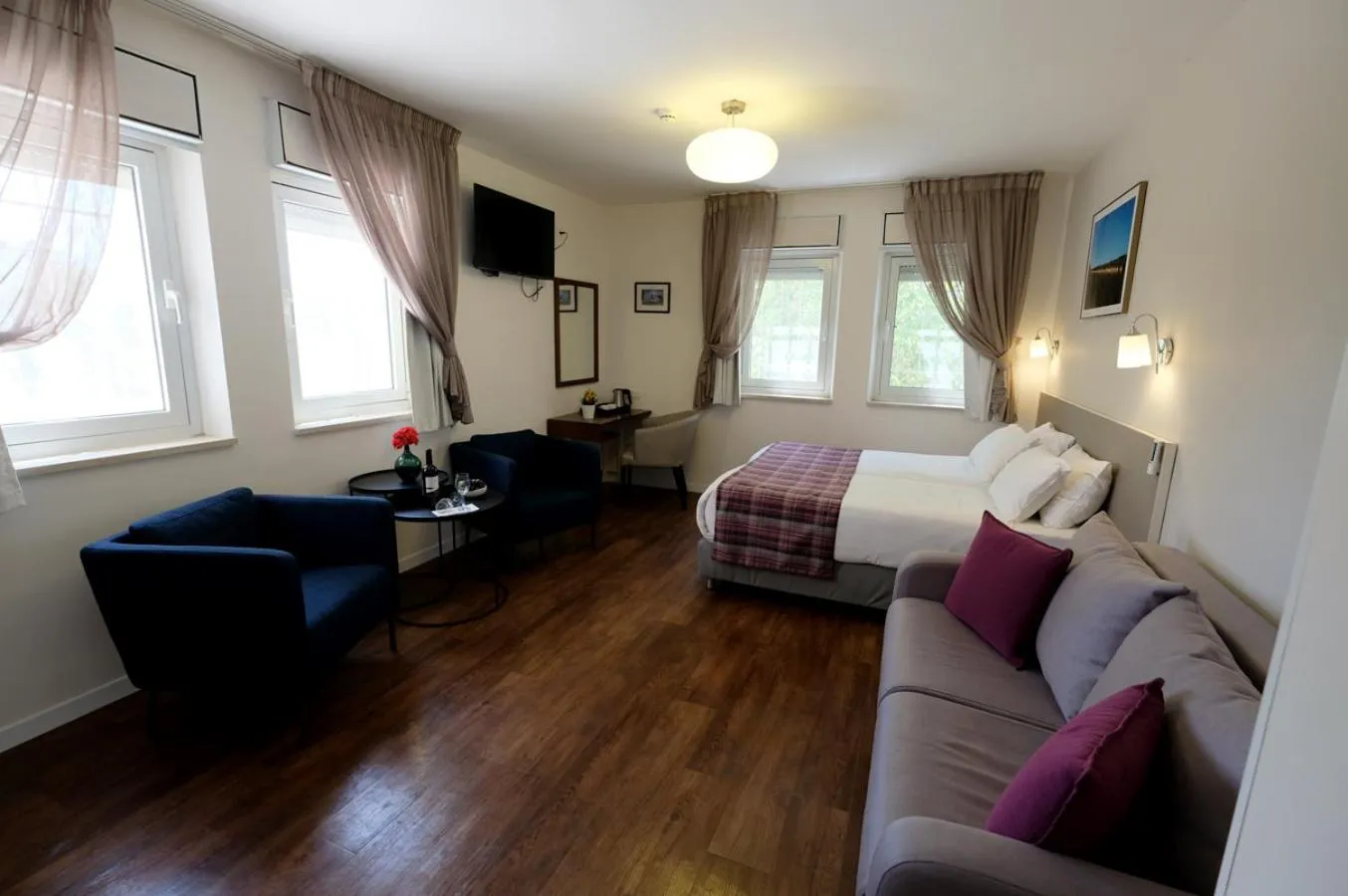 Photo of the whole room in Scots House Hotel