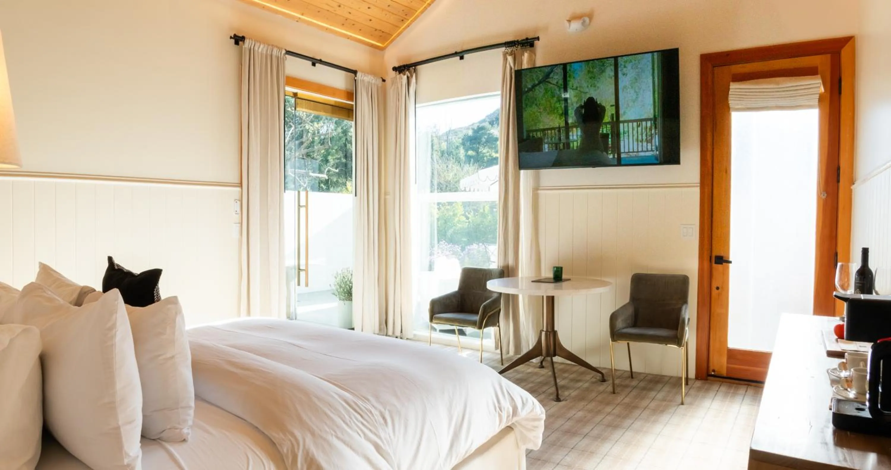 Living room, Bed in Calamigos Guest Ranch and Beach Club