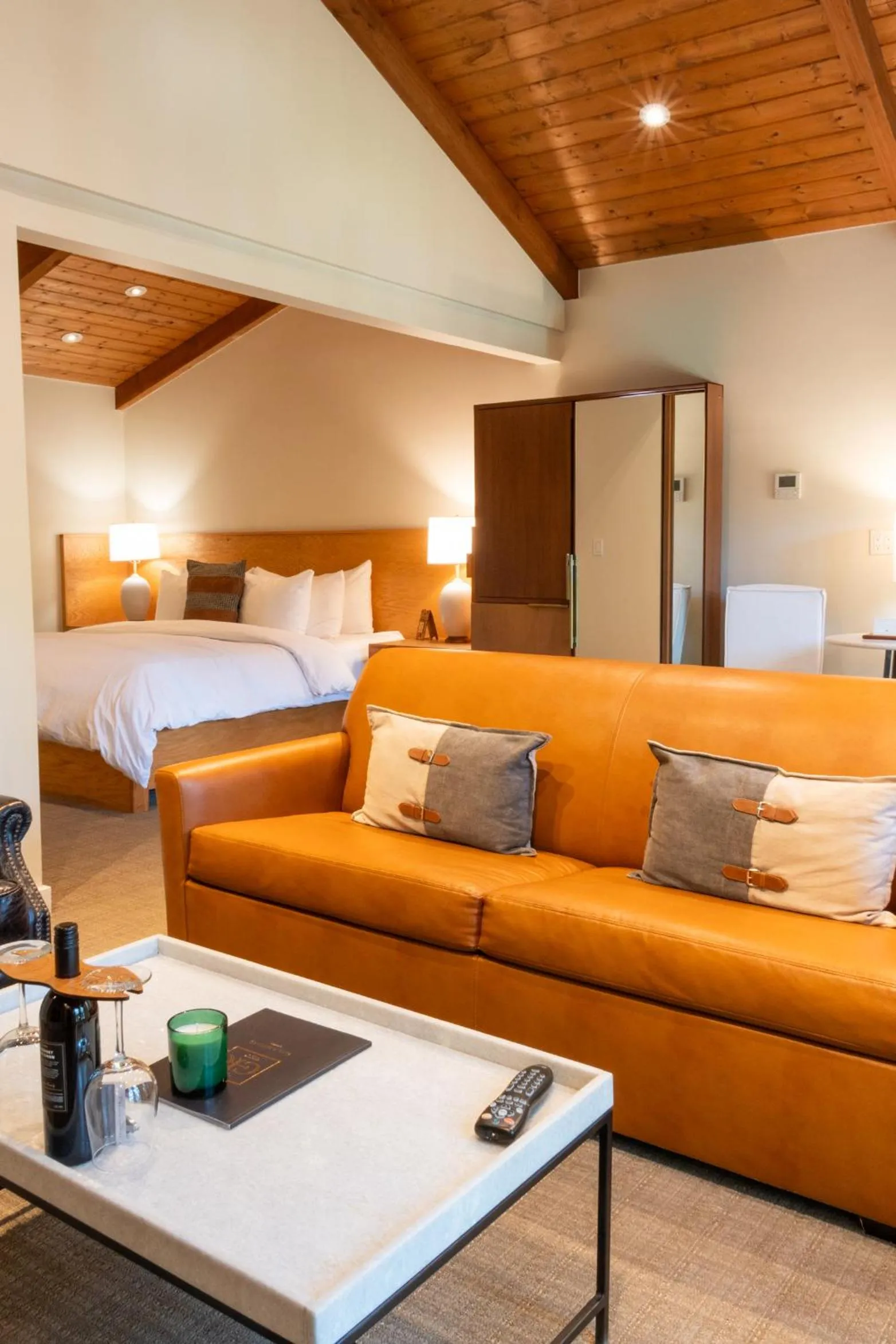 Living room, Bed in Calamigos Guest Ranch and Beach Club