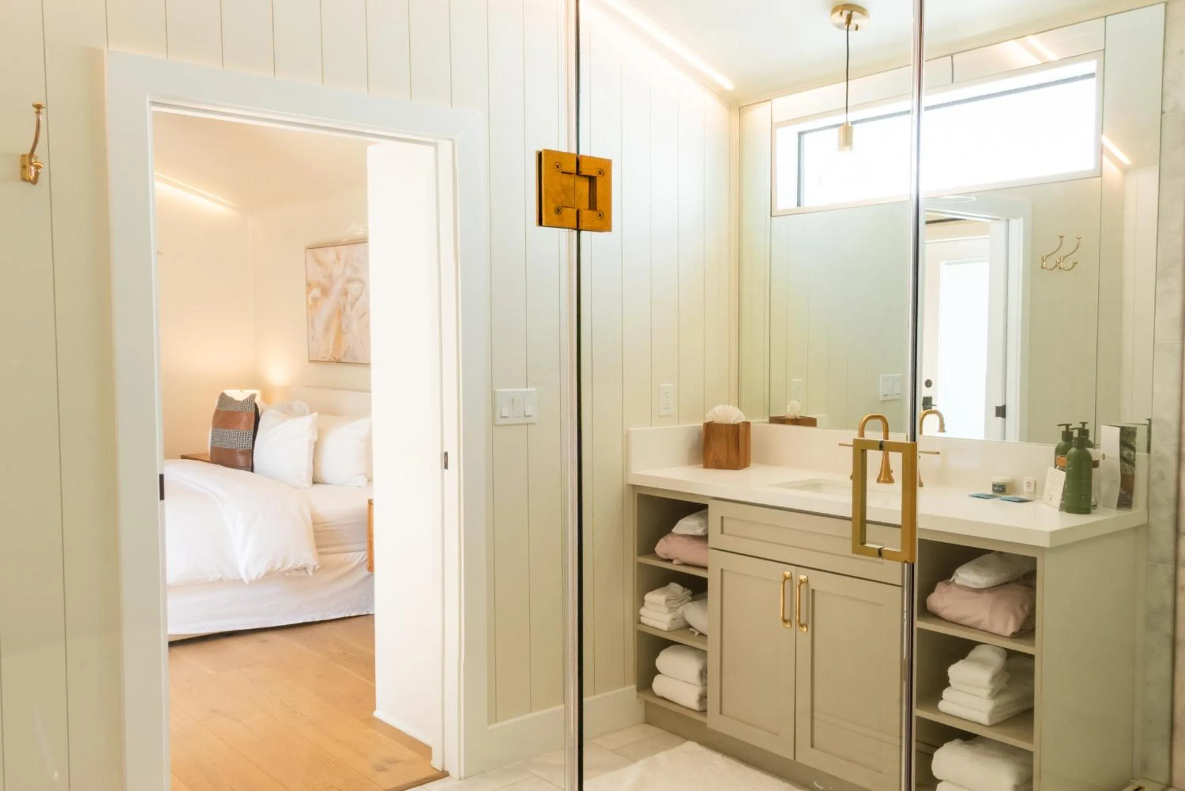 Bathroom, Bed in Calamigos Guest Ranch and Beach Club