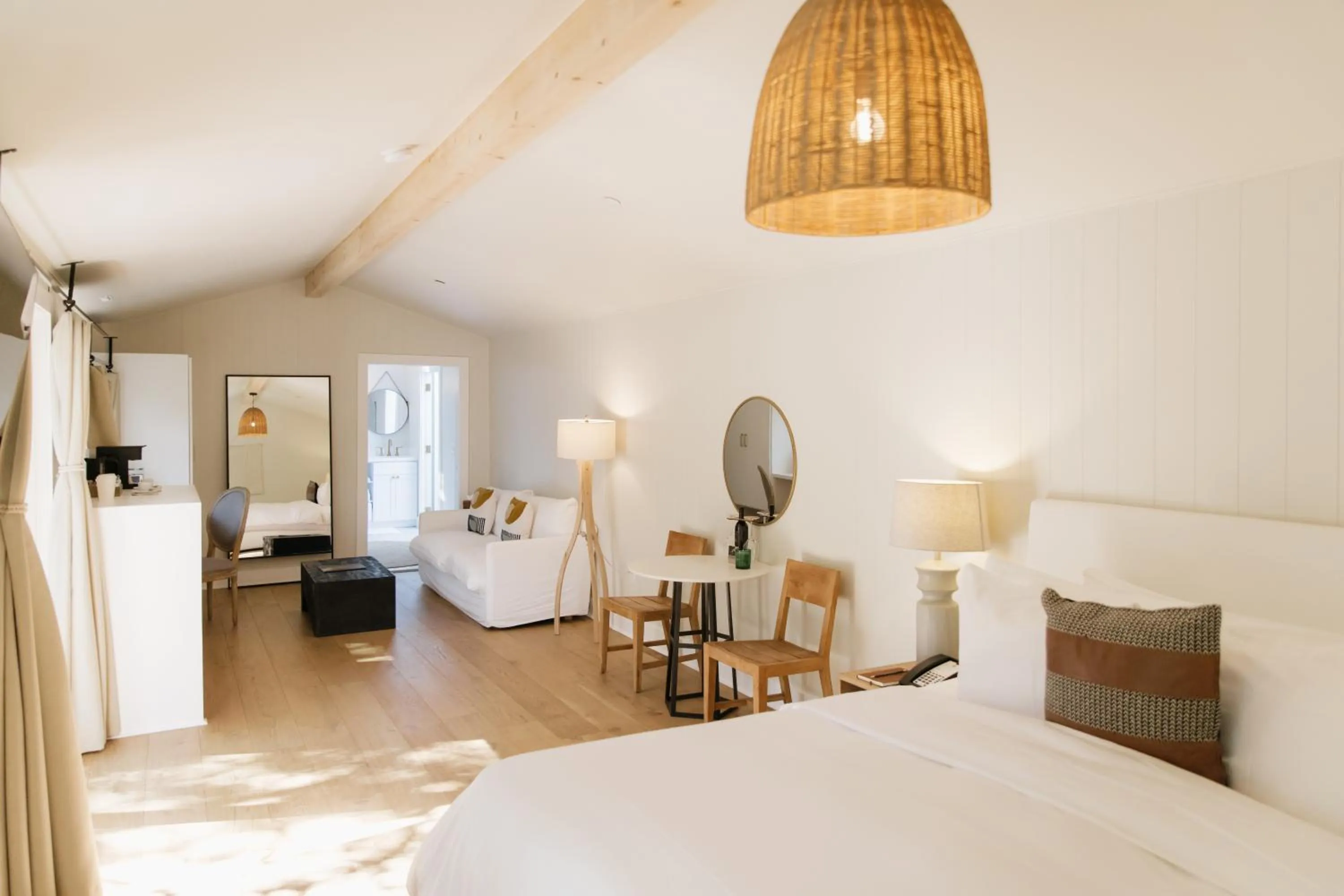 Living room, Bed in Calamigos Guest Ranch and Beach Club