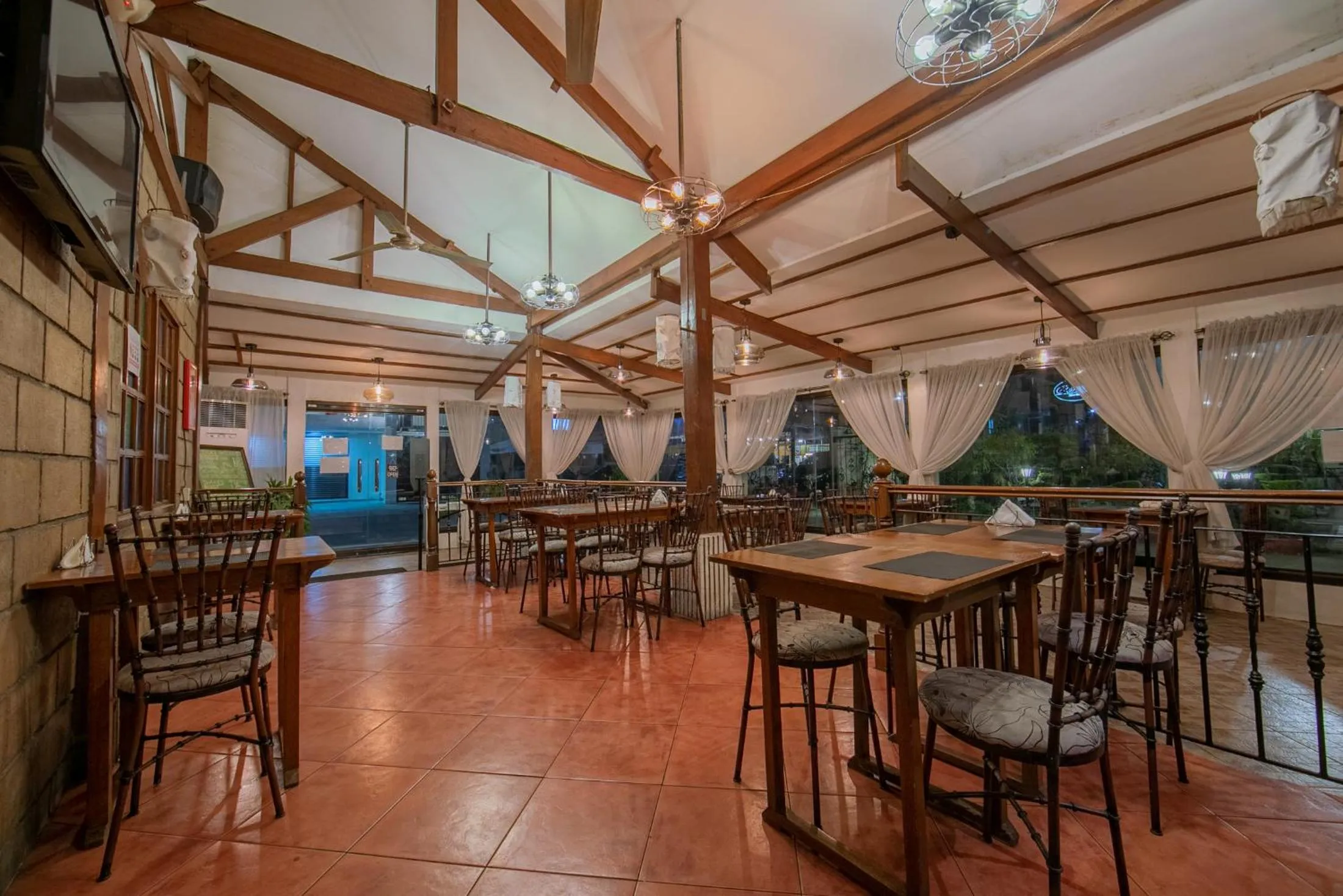 Restaurant/places to eat in Rosvenil Hotel