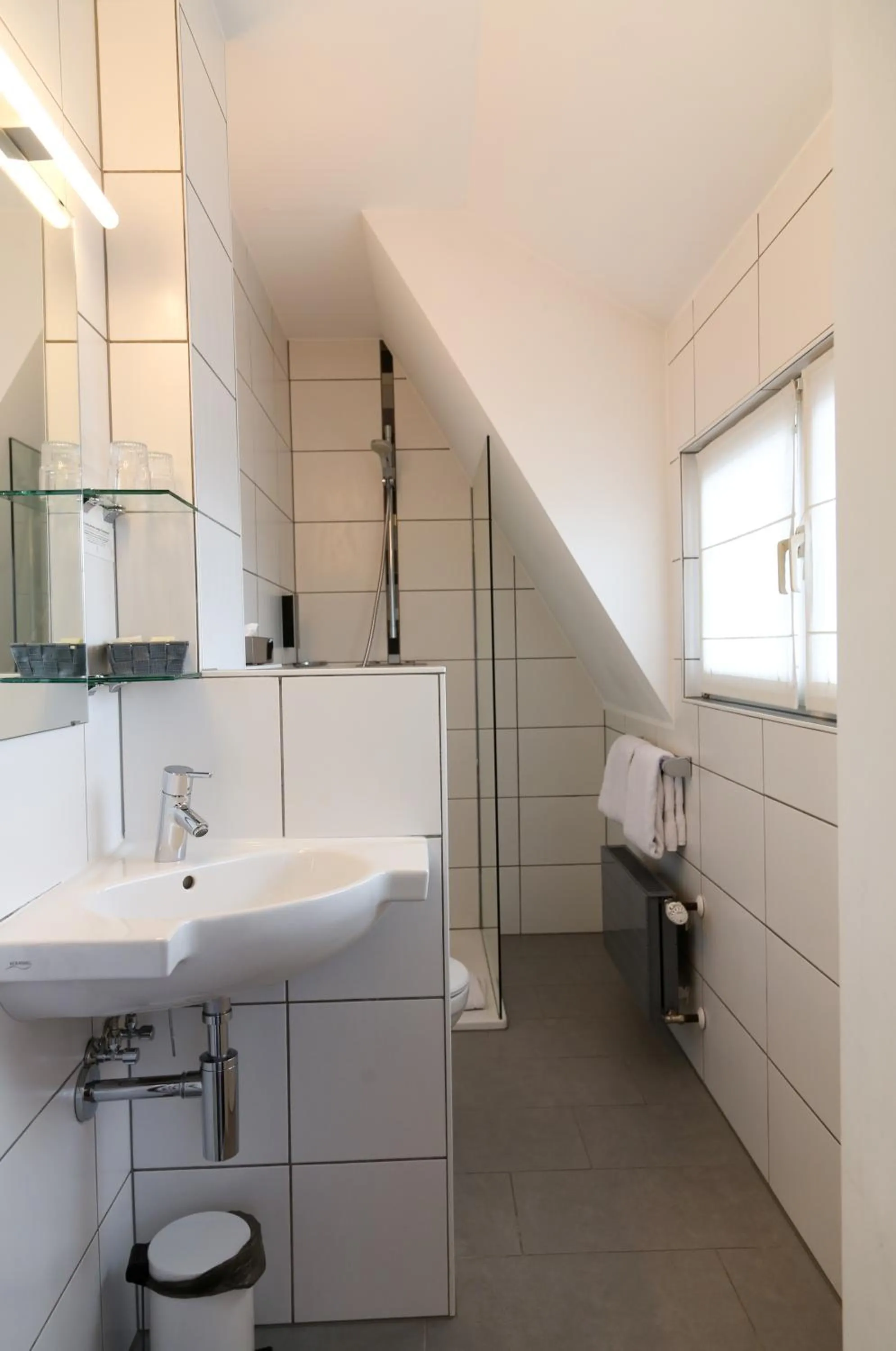 Shower in Logis Hôtel Acacia