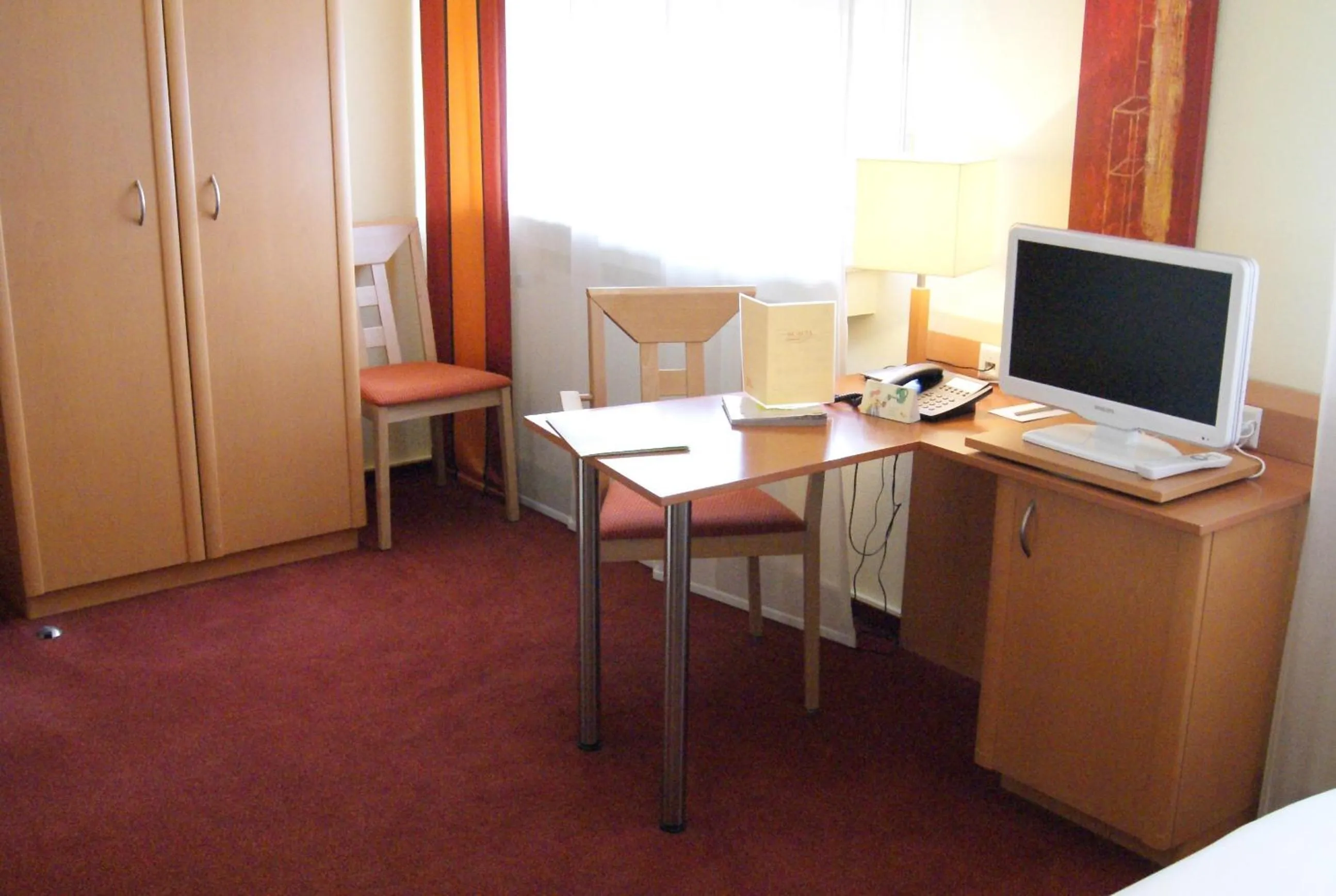 Seating area, Bed in Logis Hôtel Acacia