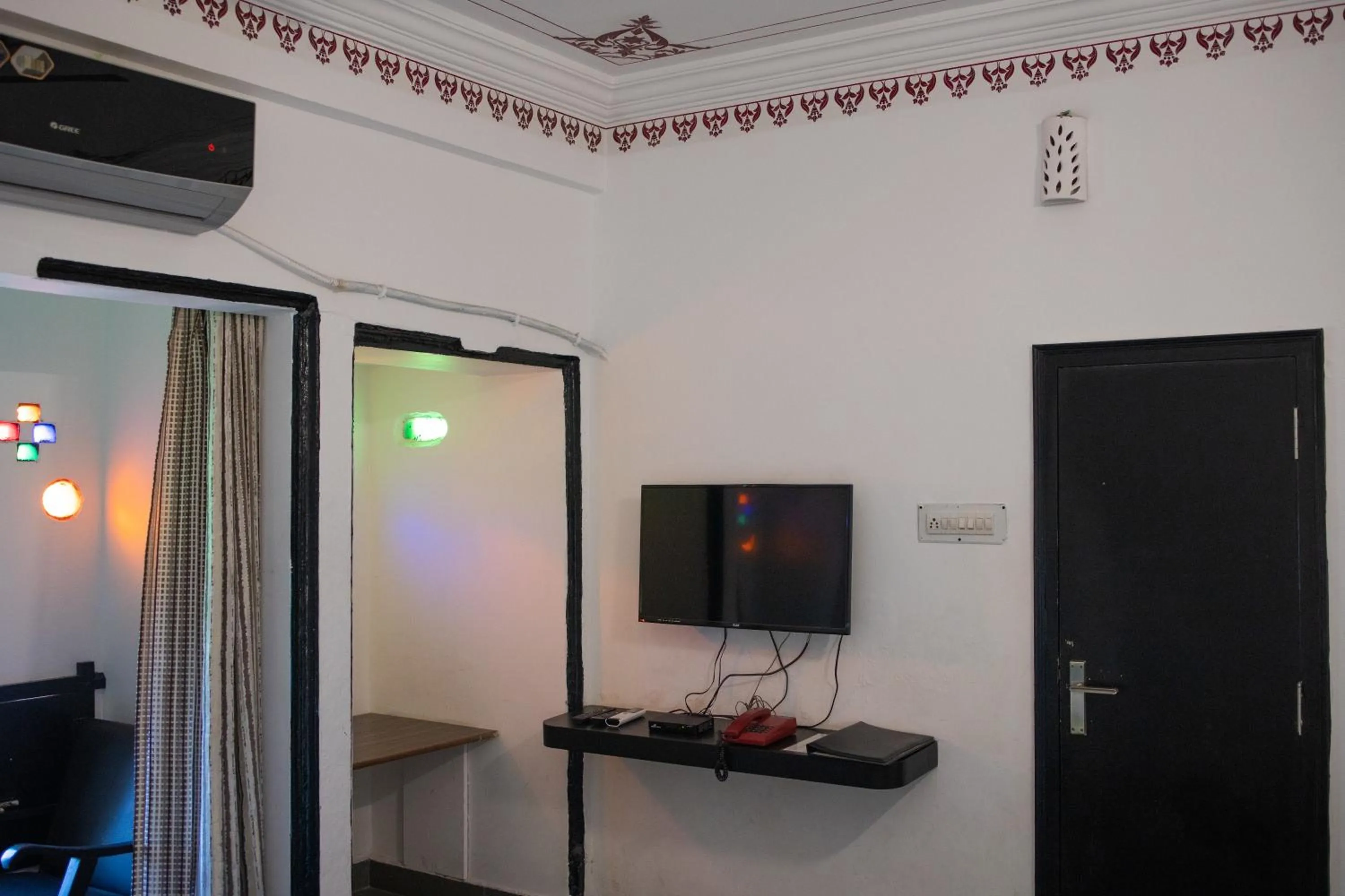 TV and multimedia in Hotel Banjara Heritage