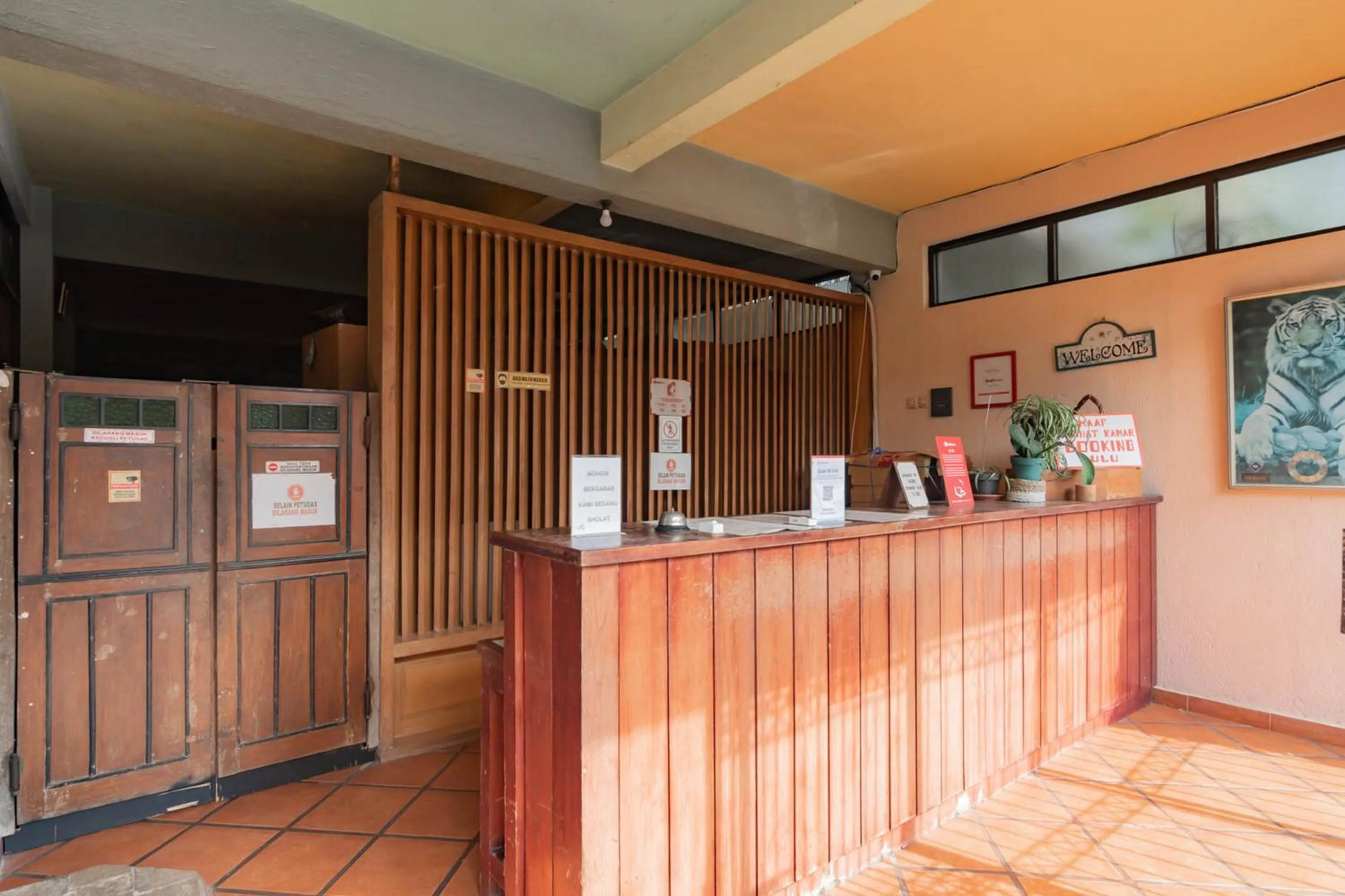 Lobby or reception in RedDoorz at Palagan Joglo Sersan Bajuri