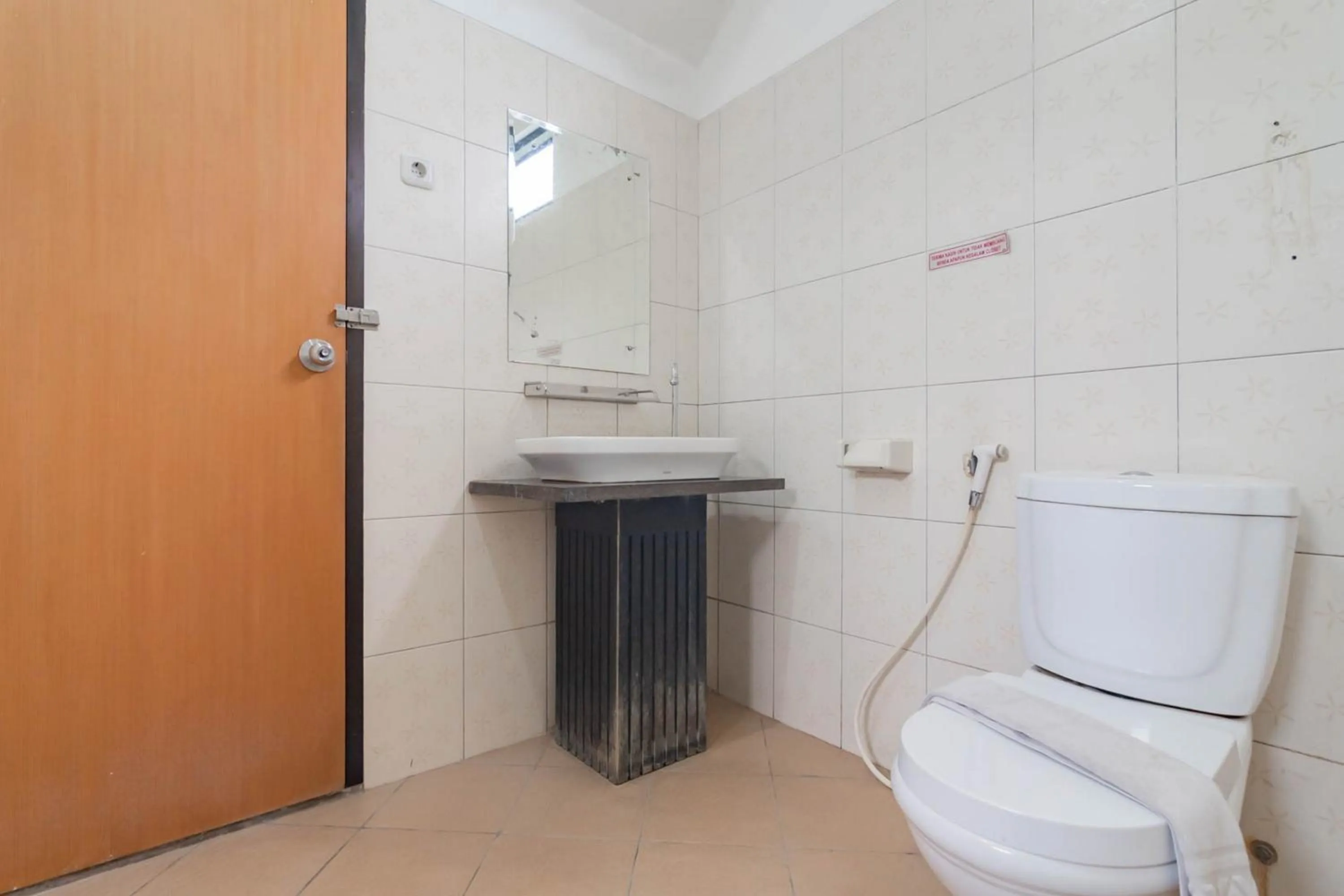 Bathroom in RedDoorz at Palagan Joglo Sersan Bajuri