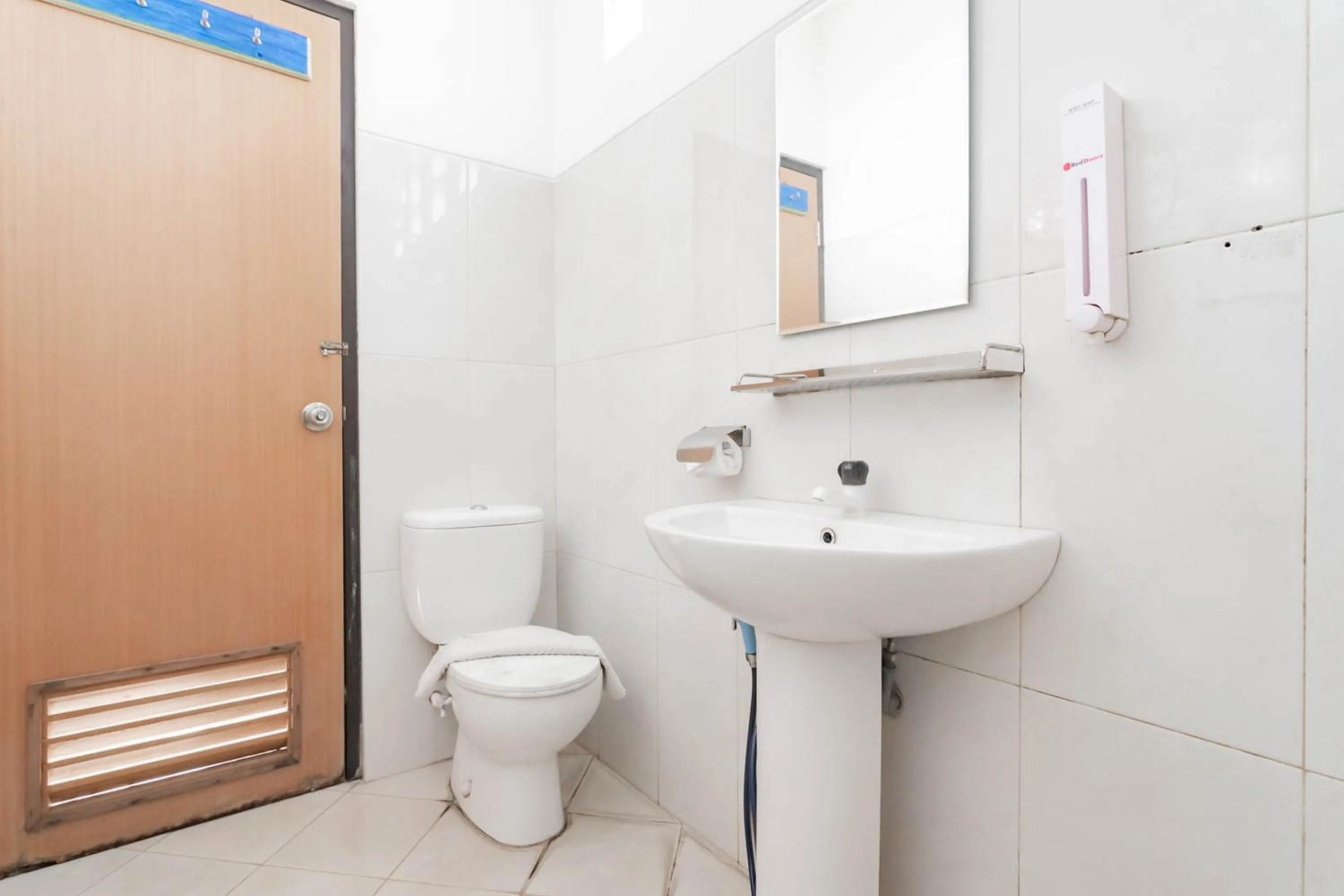 Bathroom in RedDoorz at Palagan Joglo Sersan Bajuri