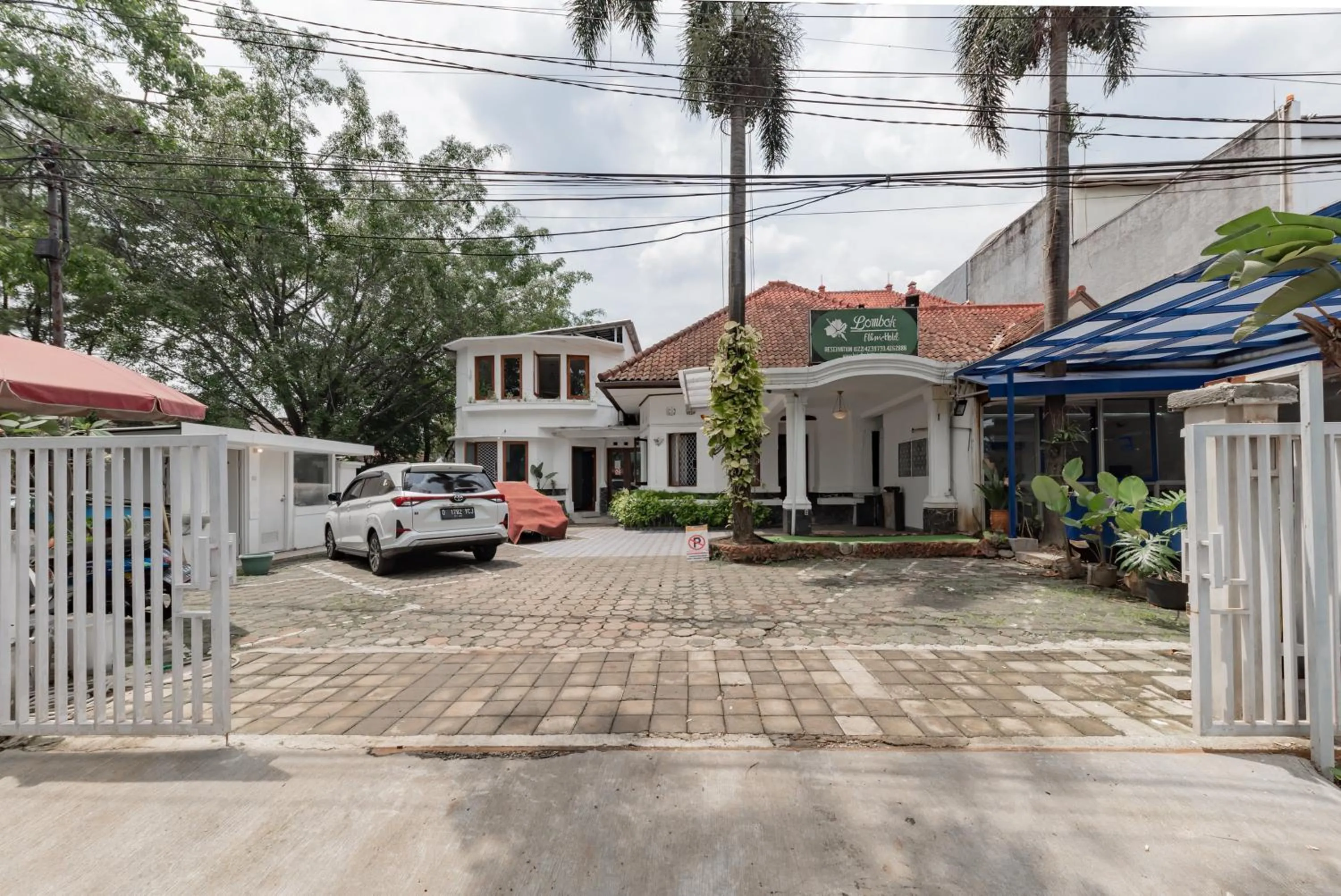 Facade/entrance in Urbanview De Ethnic Hotel Bandung by RedDoorz