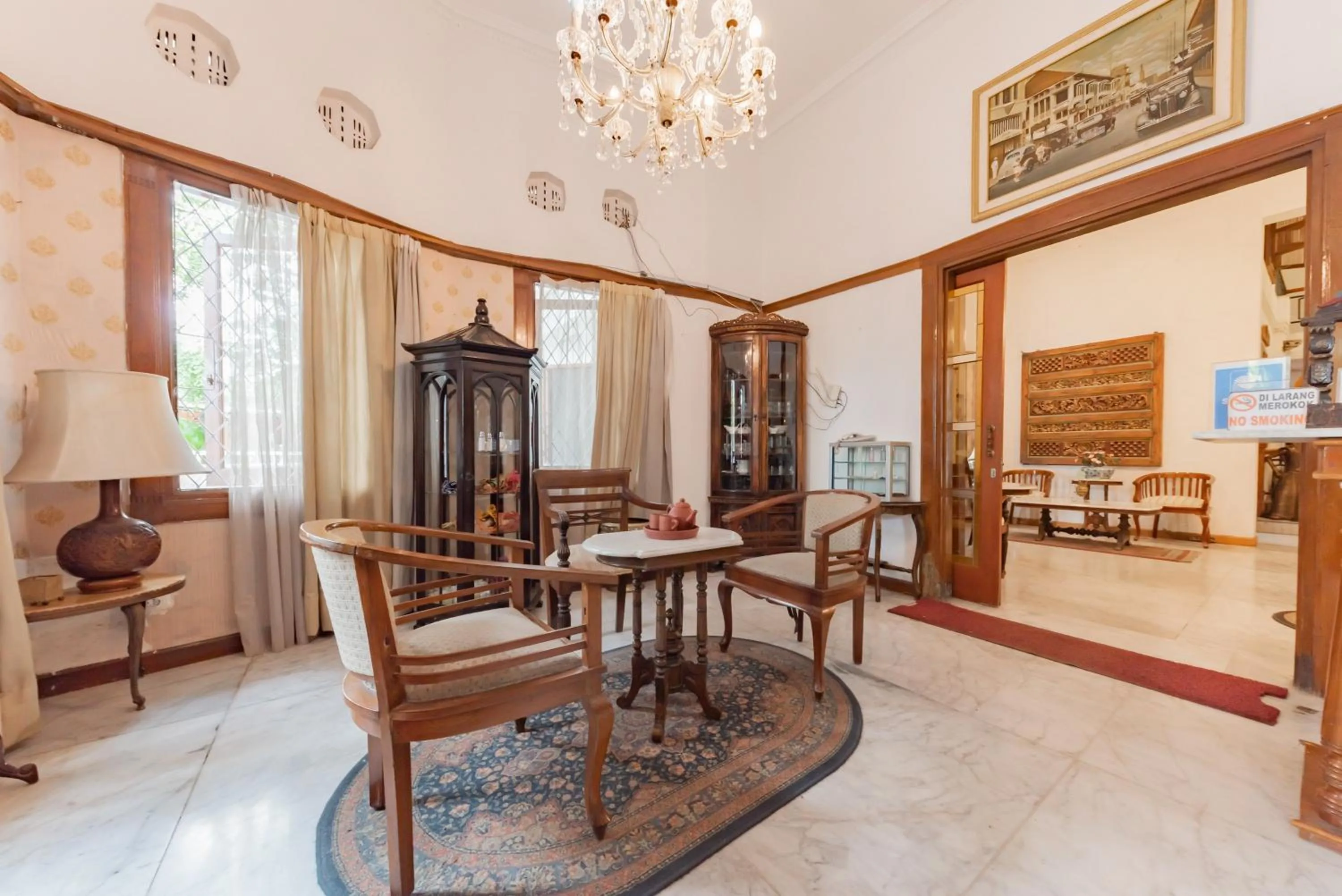 Seating area in Urbanview De Ethnic Hotel Bandung by RedDoorz