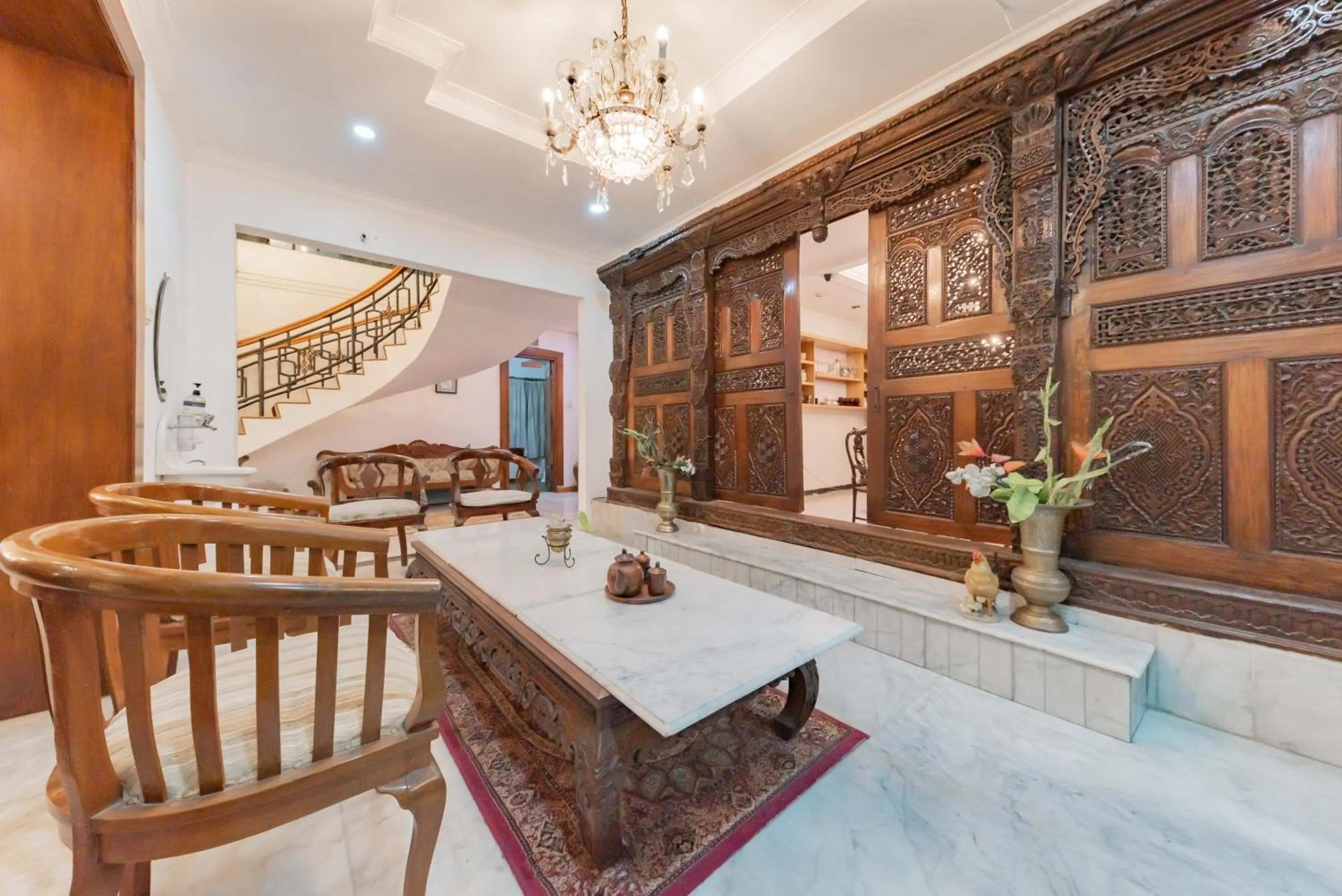 Seating area in Urbanview De Ethnic Hotel Bandung by RedDoorz