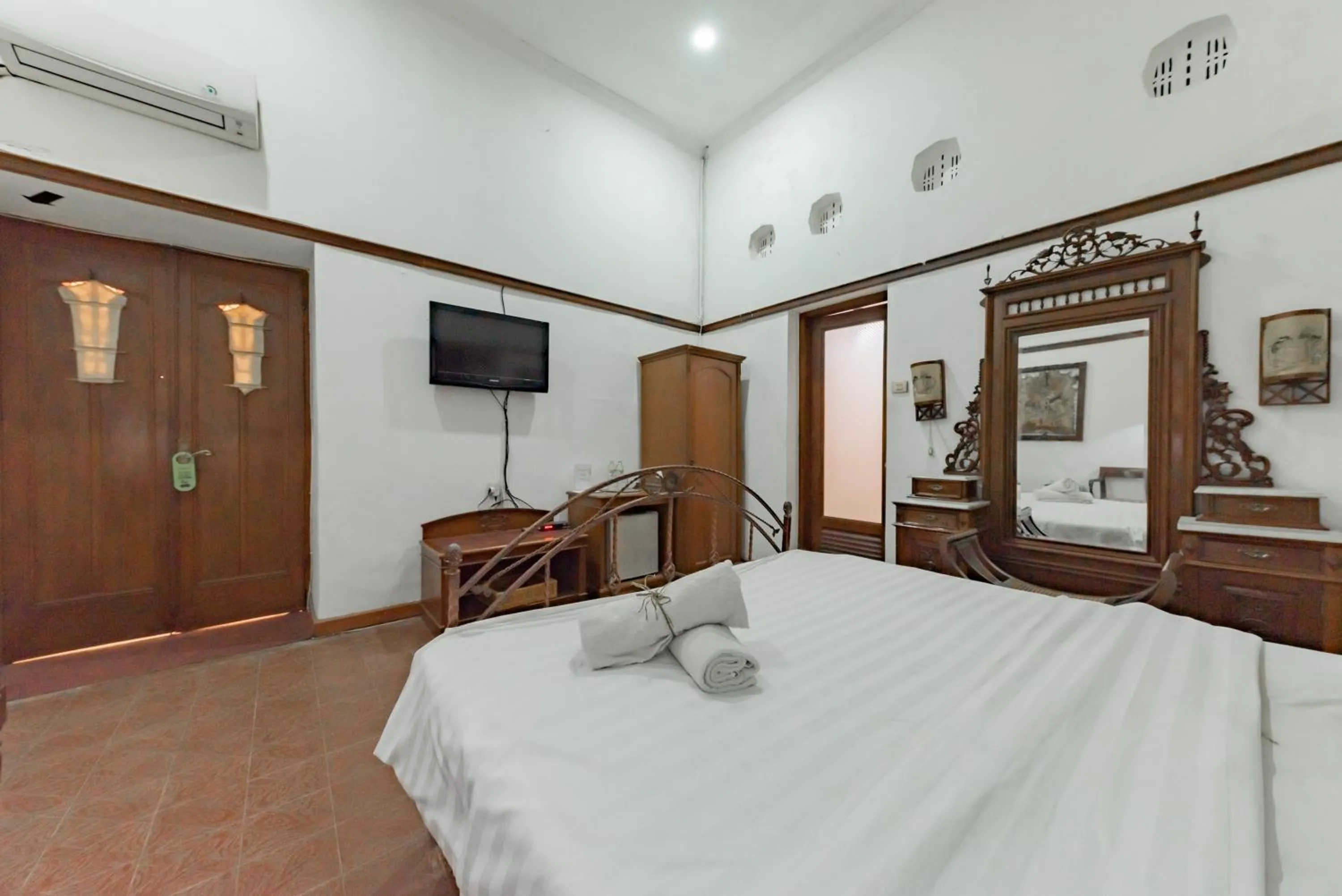 Bedroom, Bed in Urbanview De Ethnic Hotel Bandung by RedDoorz