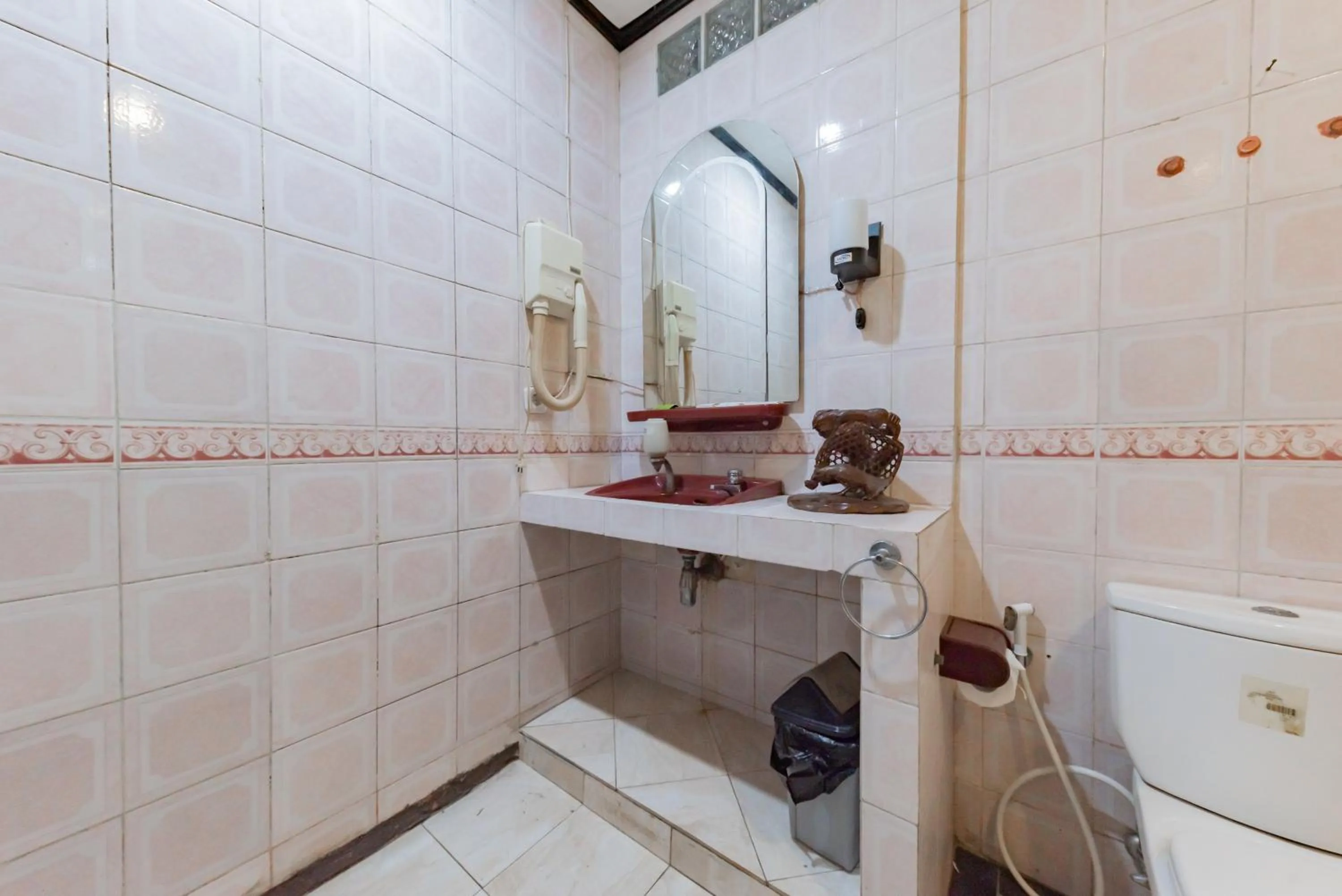 Bathroom in Urbanview De Ethnic Hotel Bandung by RedDoorz