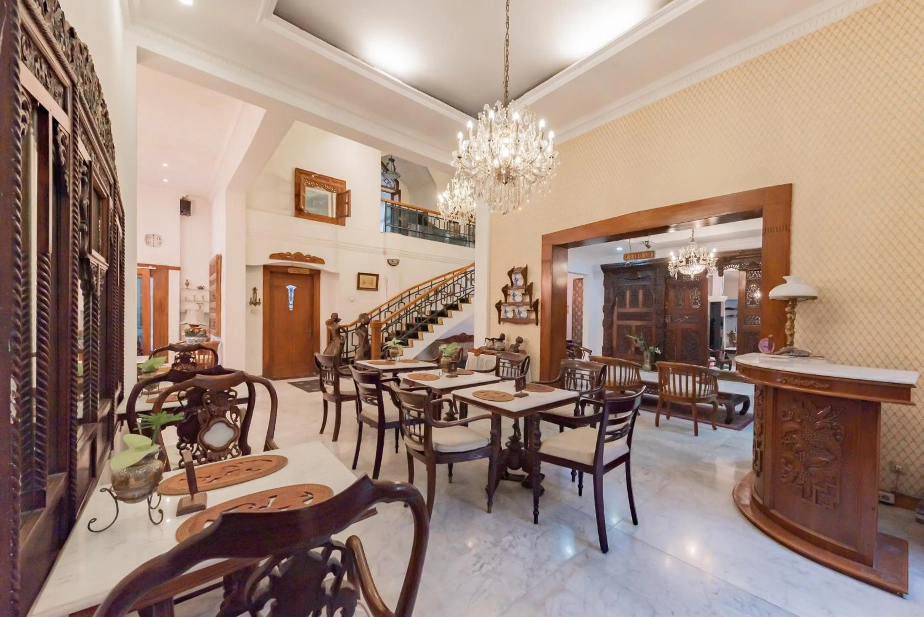 Seating area in Urbanview De Ethnic Hotel Bandung by RedDoorz