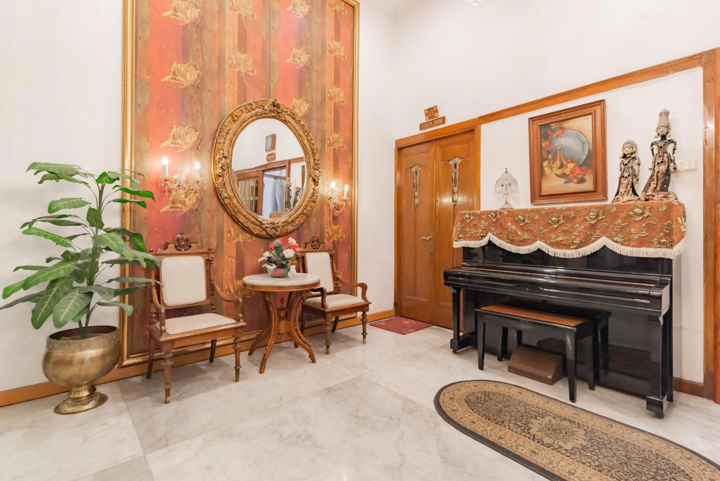 Seating area in Urbanview De Ethnic Hotel Bandung by RedDoorz