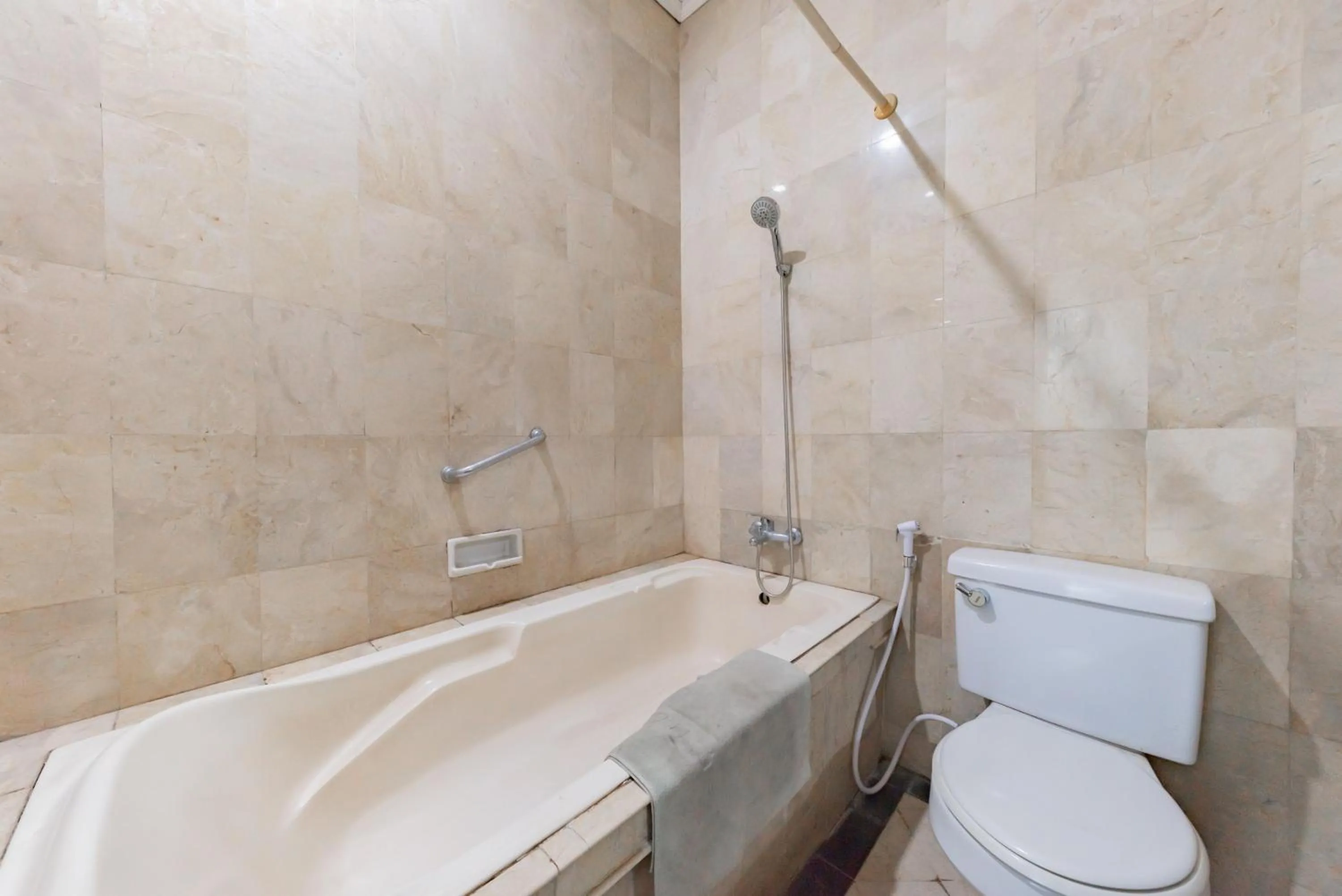 Bathroom in Urbanview De Ethnic Hotel Bandung by RedDoorz