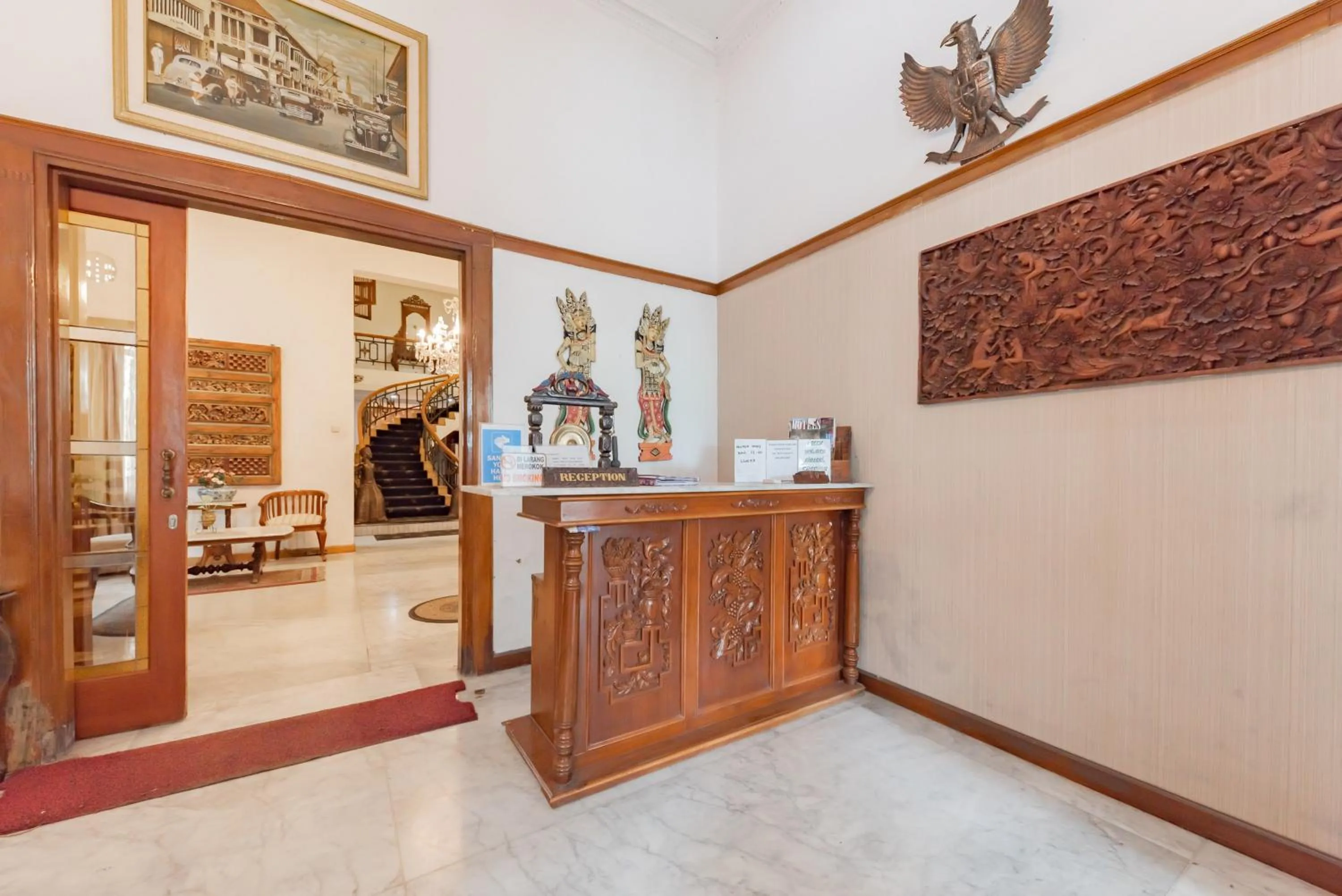 Lobby or reception in Urbanview De Ethnic Hotel Bandung by RedDoorz