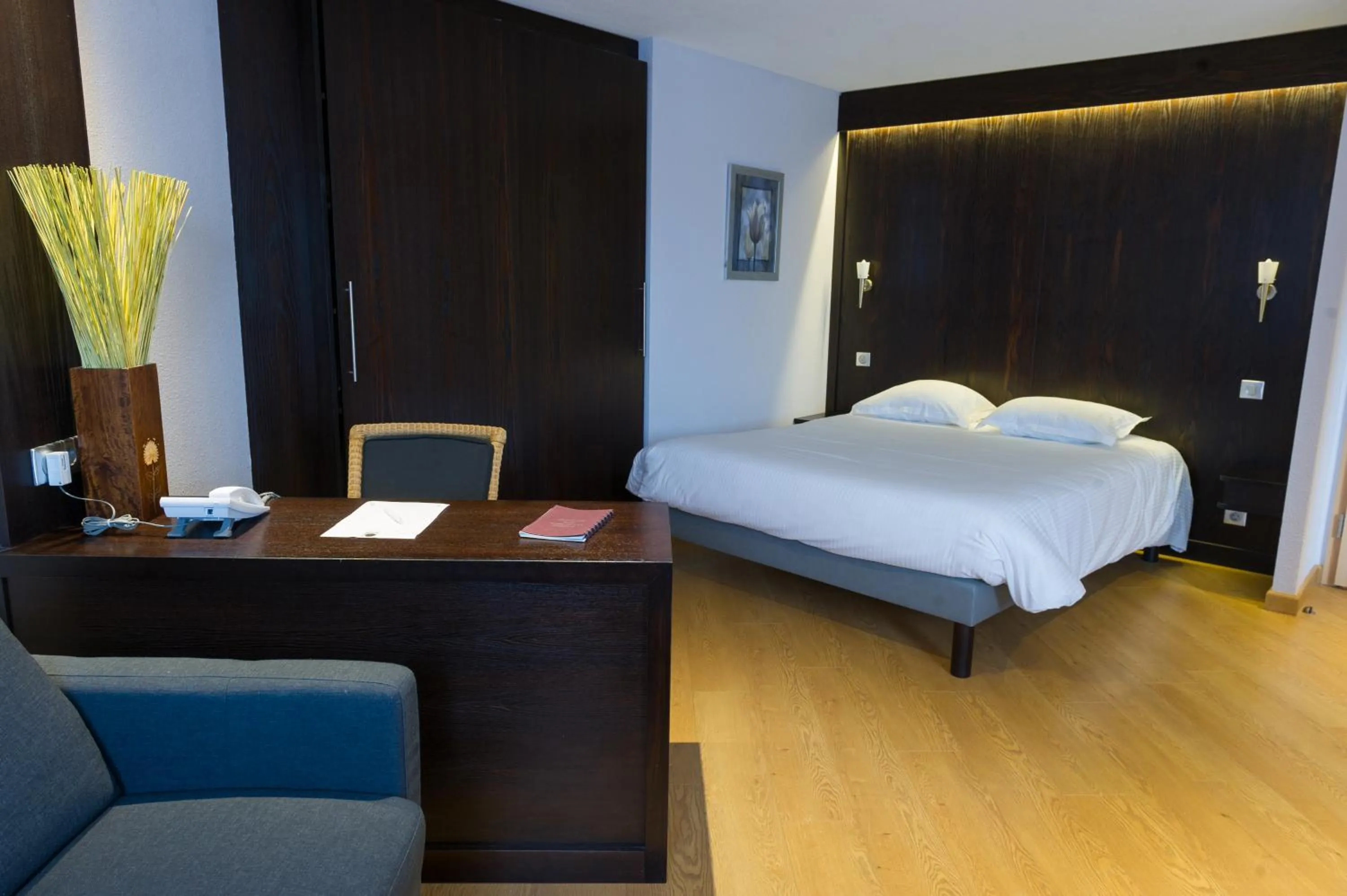 Bed in Cottage Logis Hôtel - Restaurant