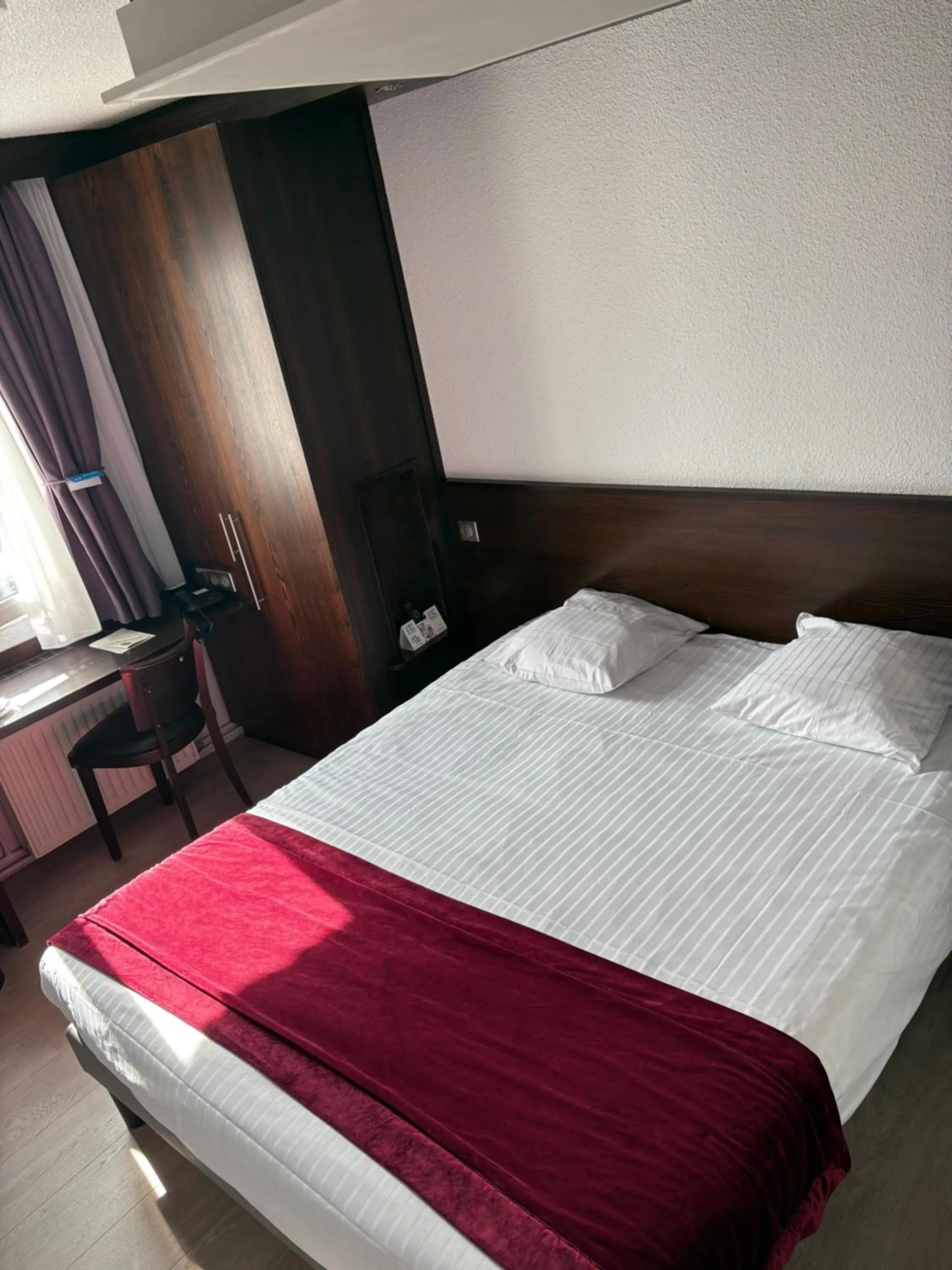 Bed in Cottage Logis Hôtel - Restaurant