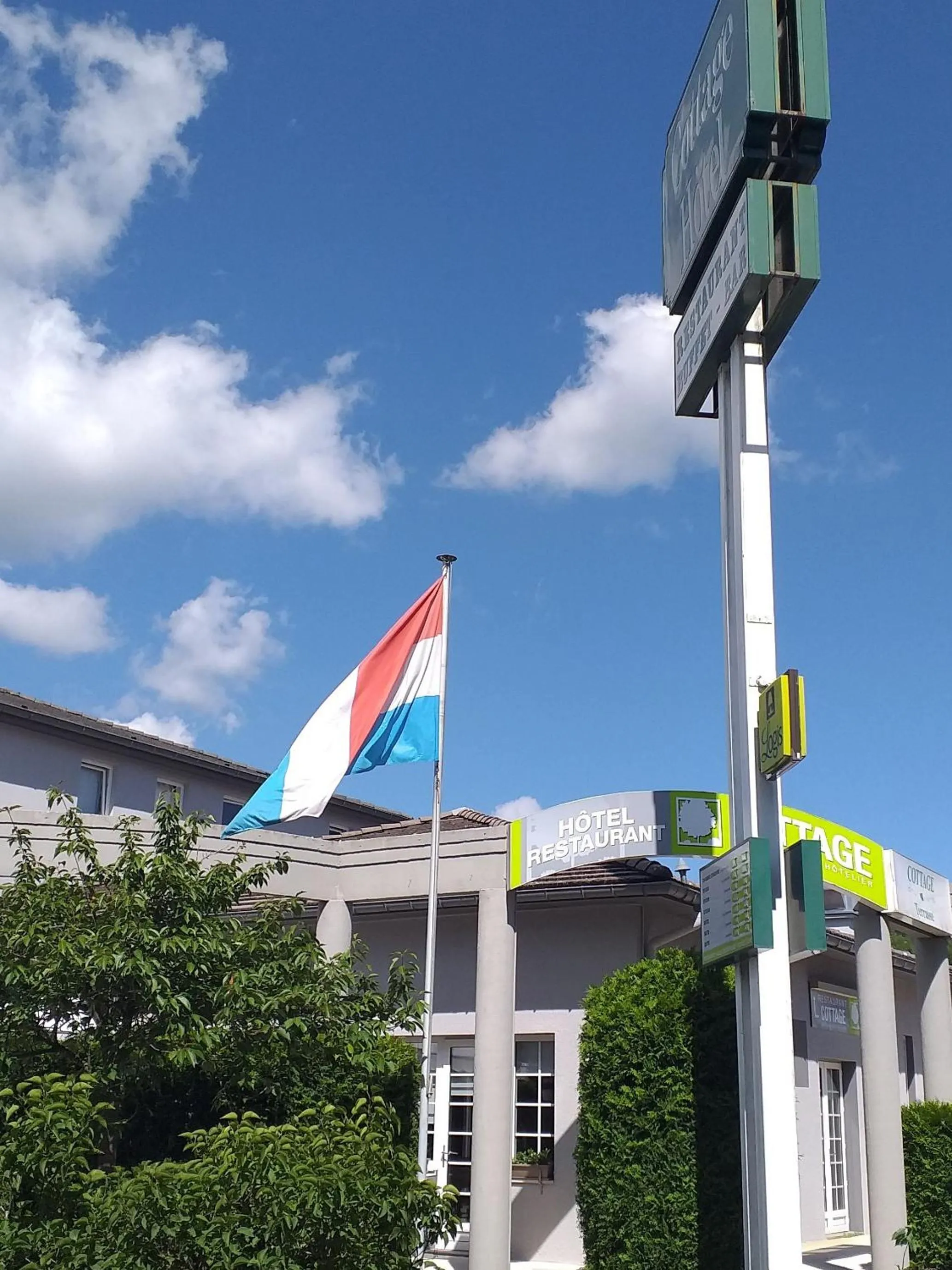 Property building in Cottage Logis Hôtel - Restaurant