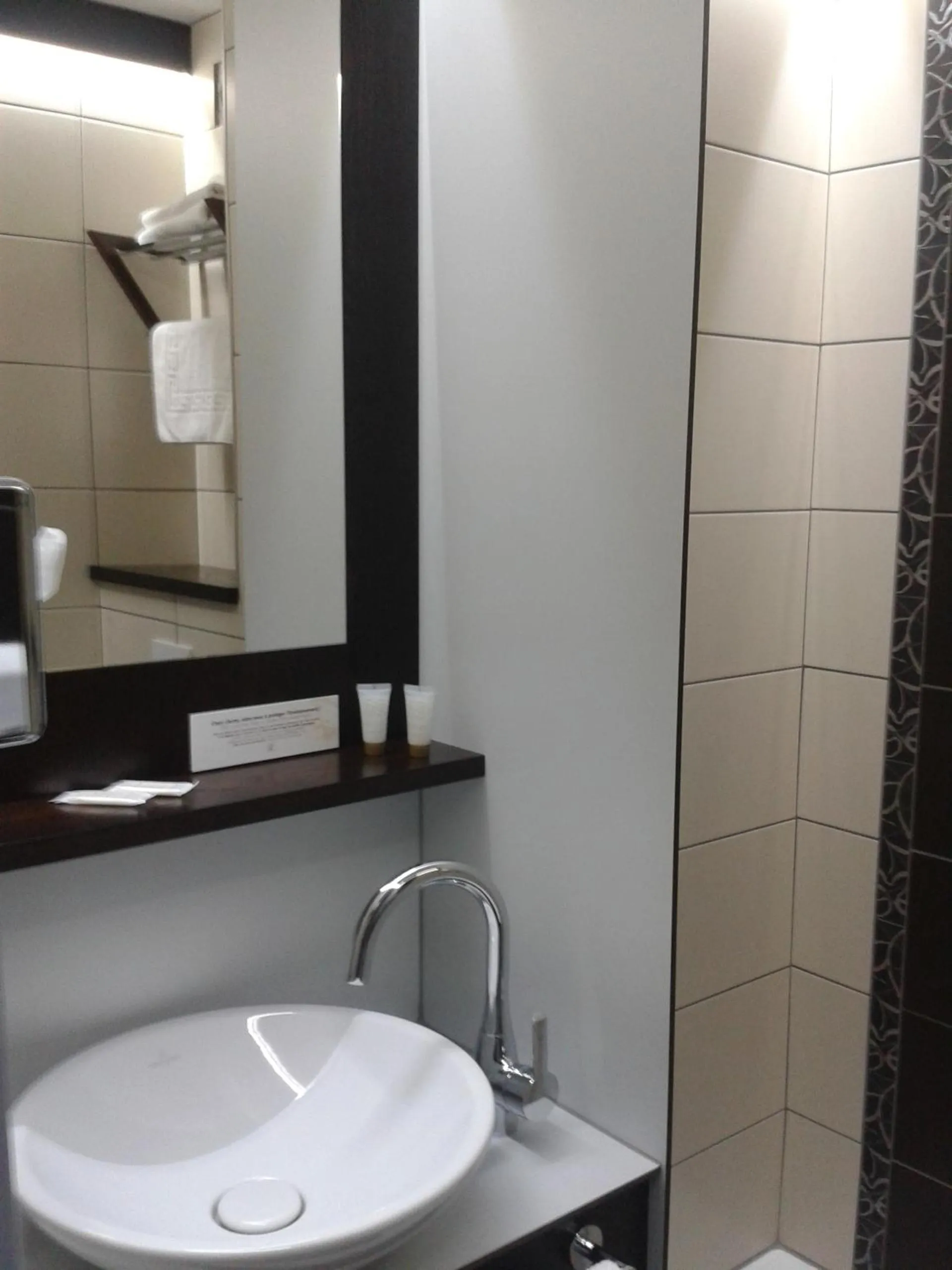 Shower in Cottage Logis Hôtel - Restaurant