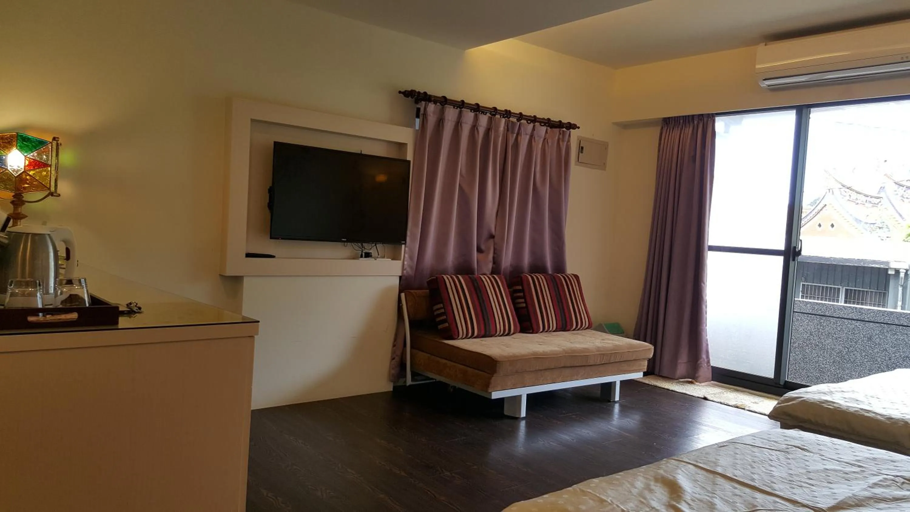 Decorative detail, Bed in Qinbian B&B