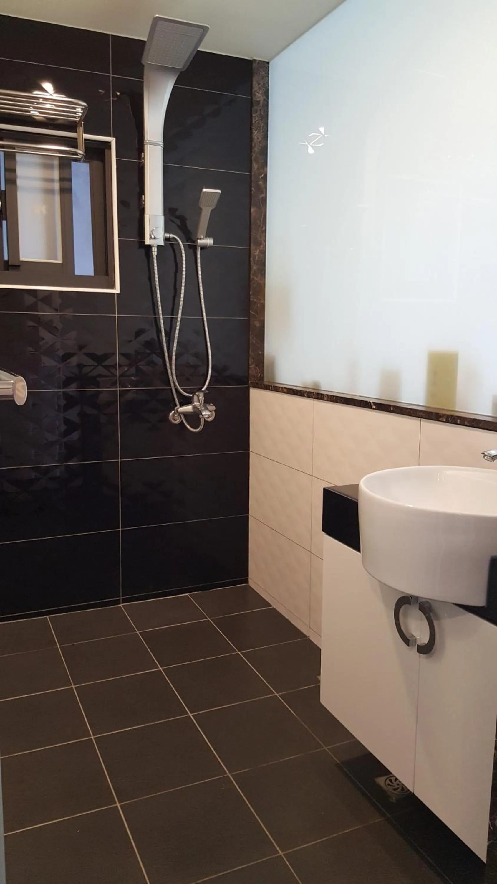 Shower in Qinbian B&B