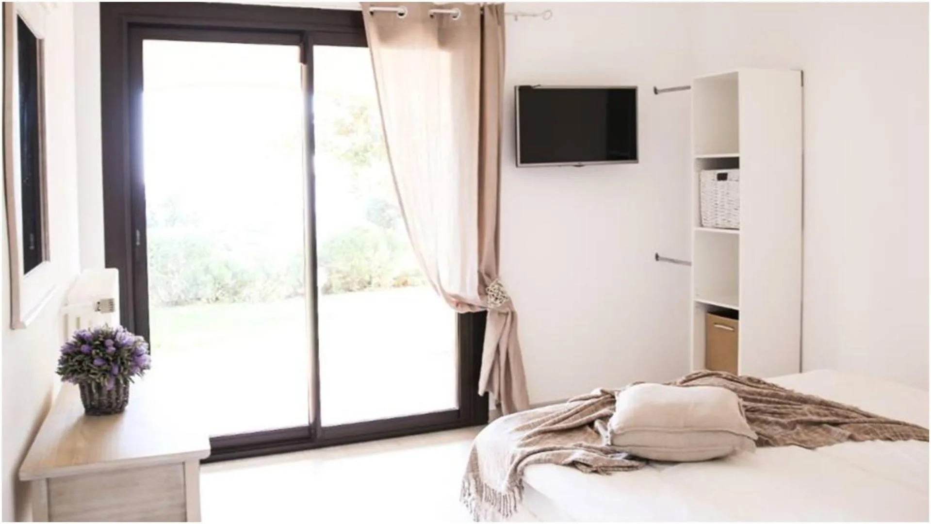Bed in Villa Ruzanna