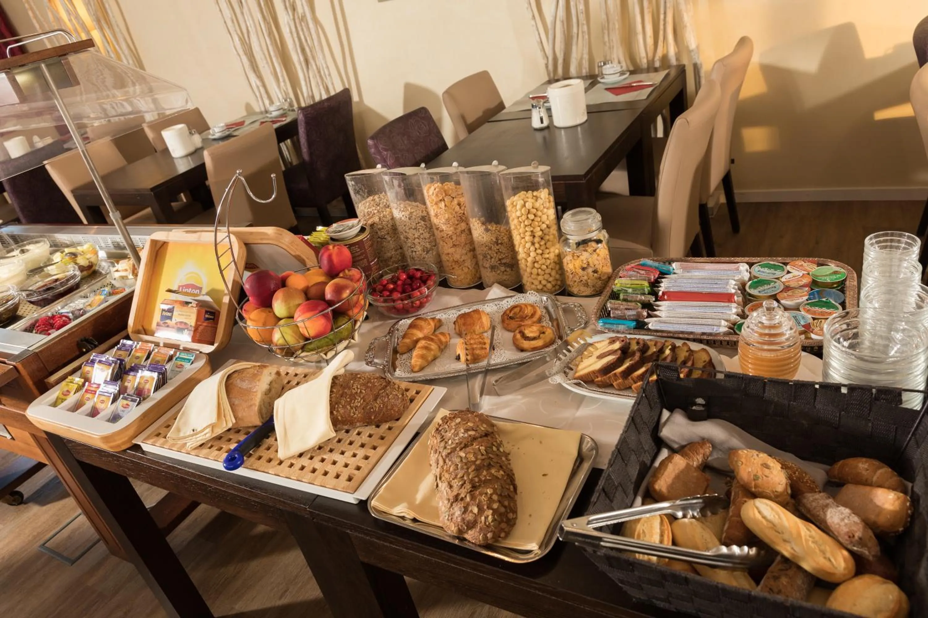 Buffet breakfast in Hotel Saint Fiacre