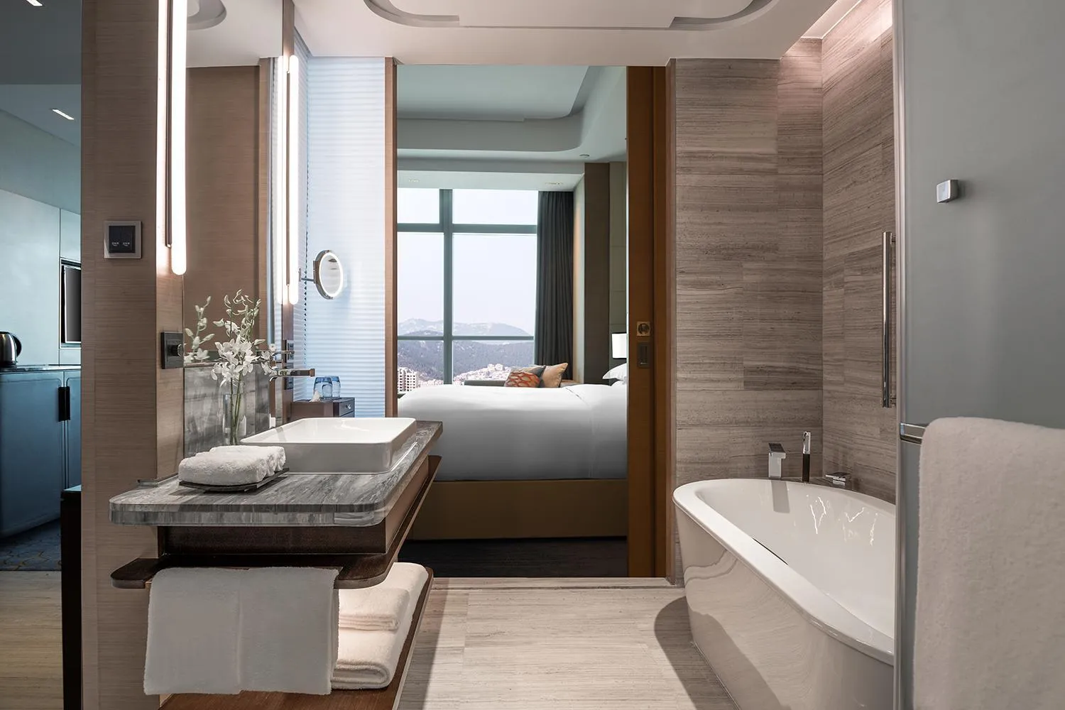 Bathroom, Bed in Hilton Jinan South Hotel & Residences