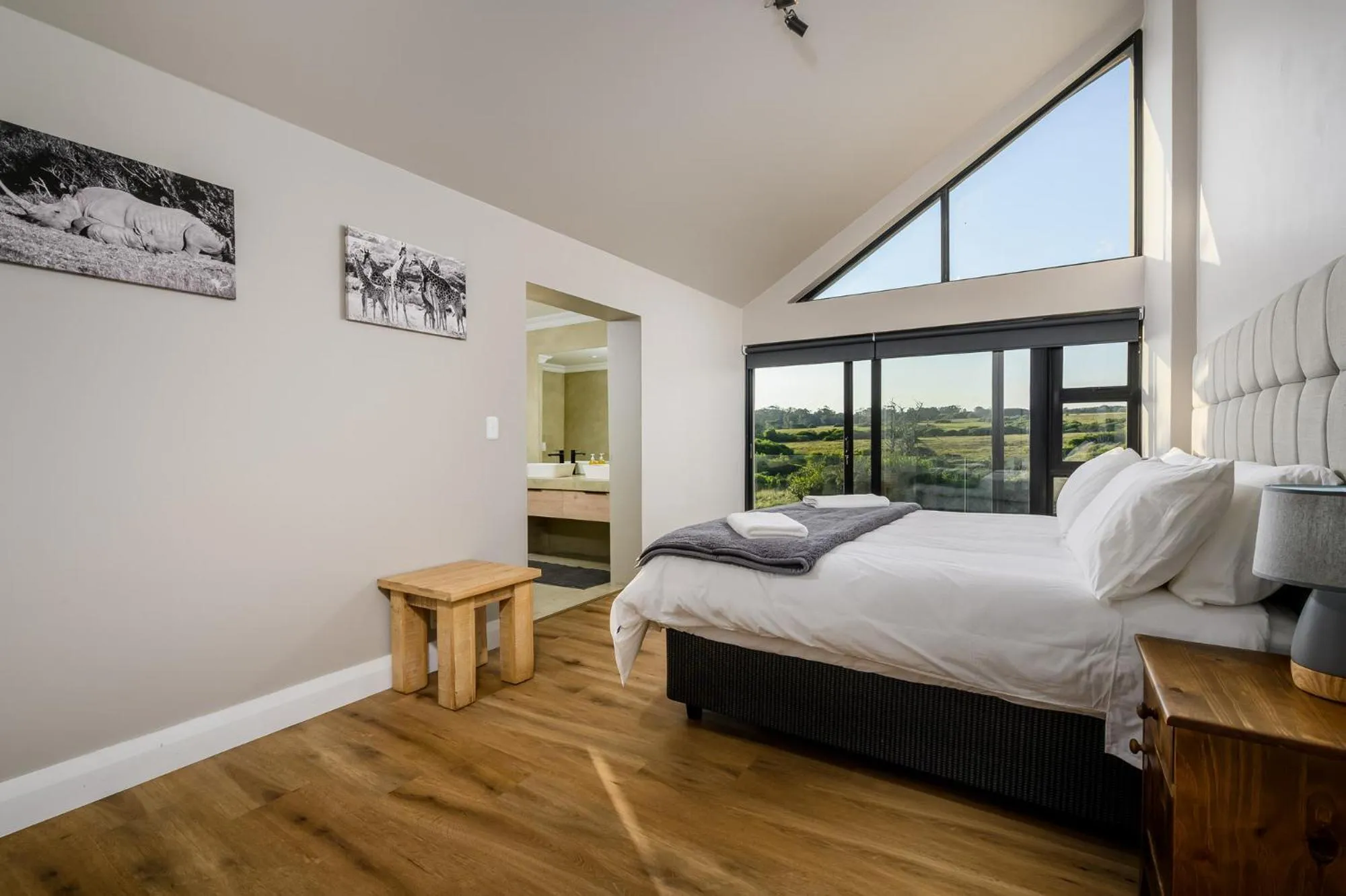 Photo of the whole room, Bed in Kragga Kamma Game Park