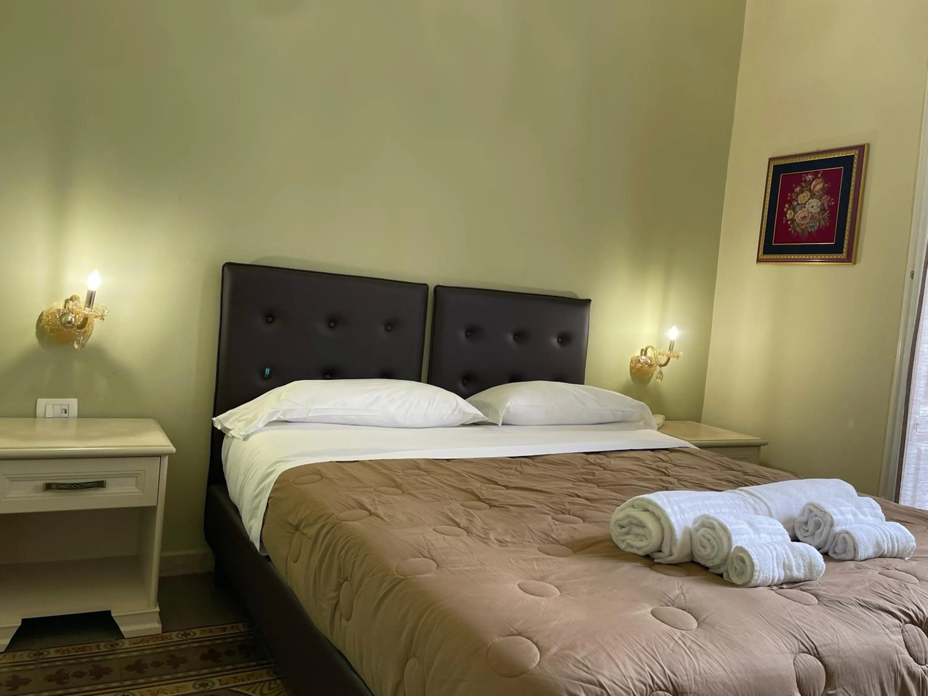 Photo of the whole room, Bed in Umberto House Catania