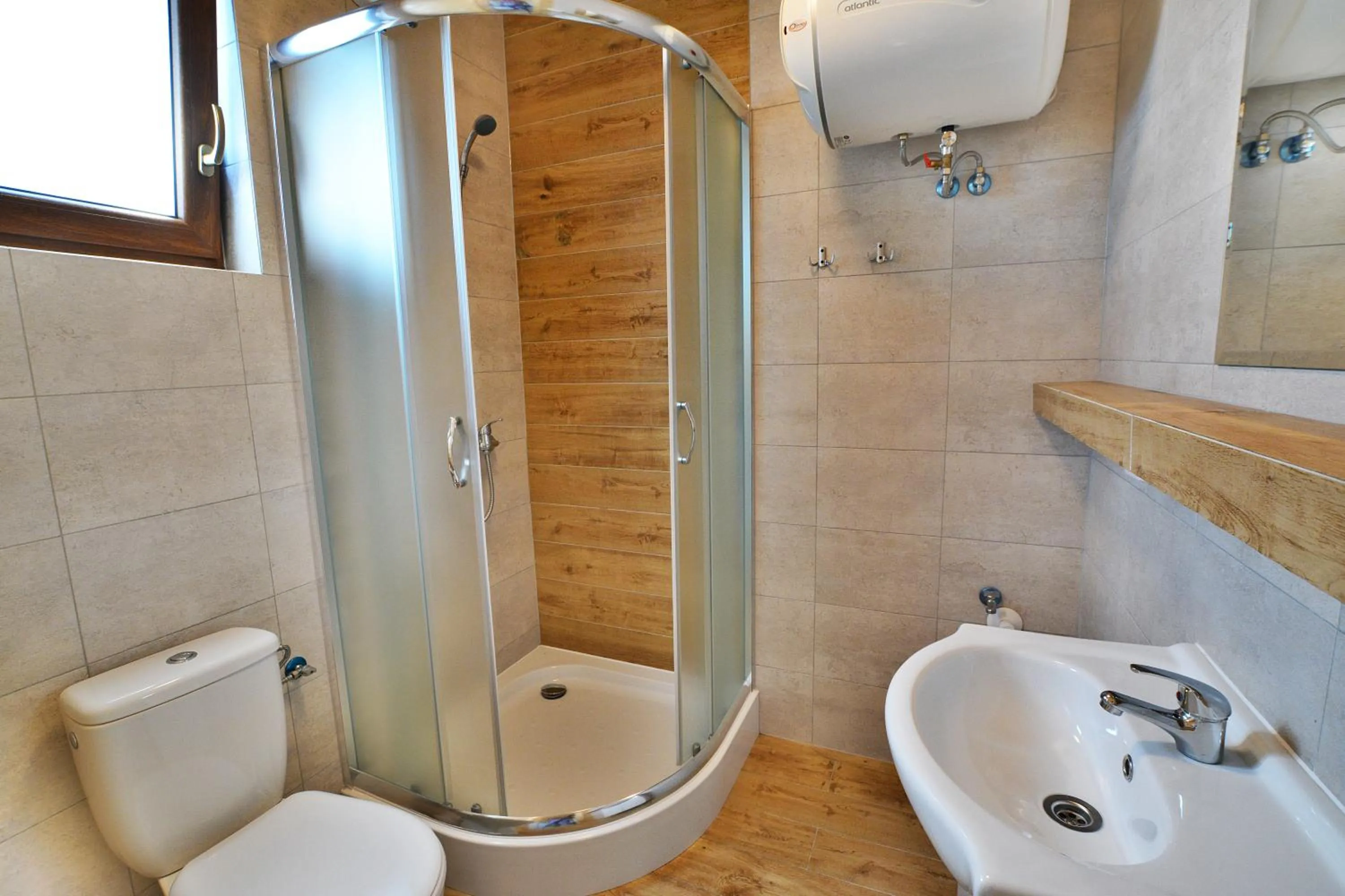 Shower in Tropikana Domki, Apartamenty