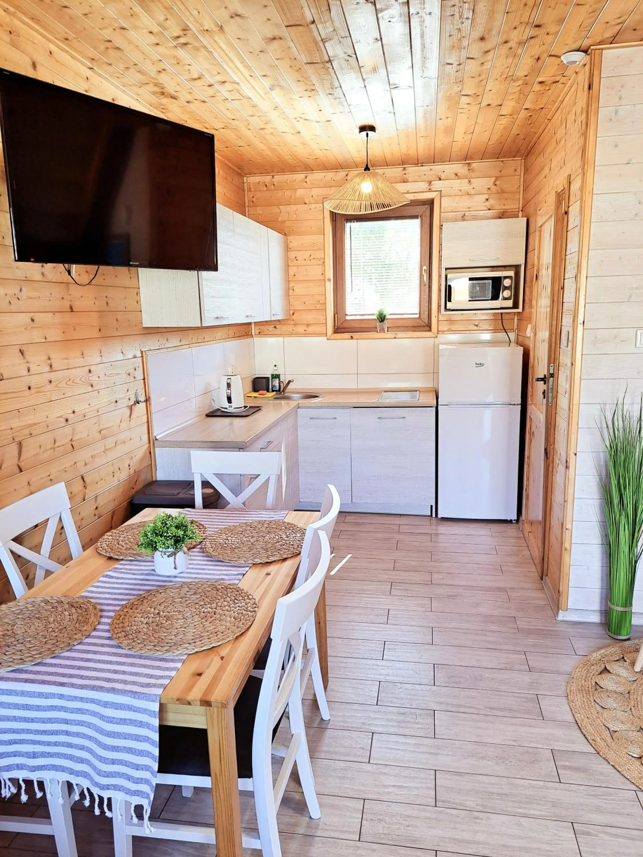 Kitchen or kitchenette in Tropikana Domki, Apartamenty