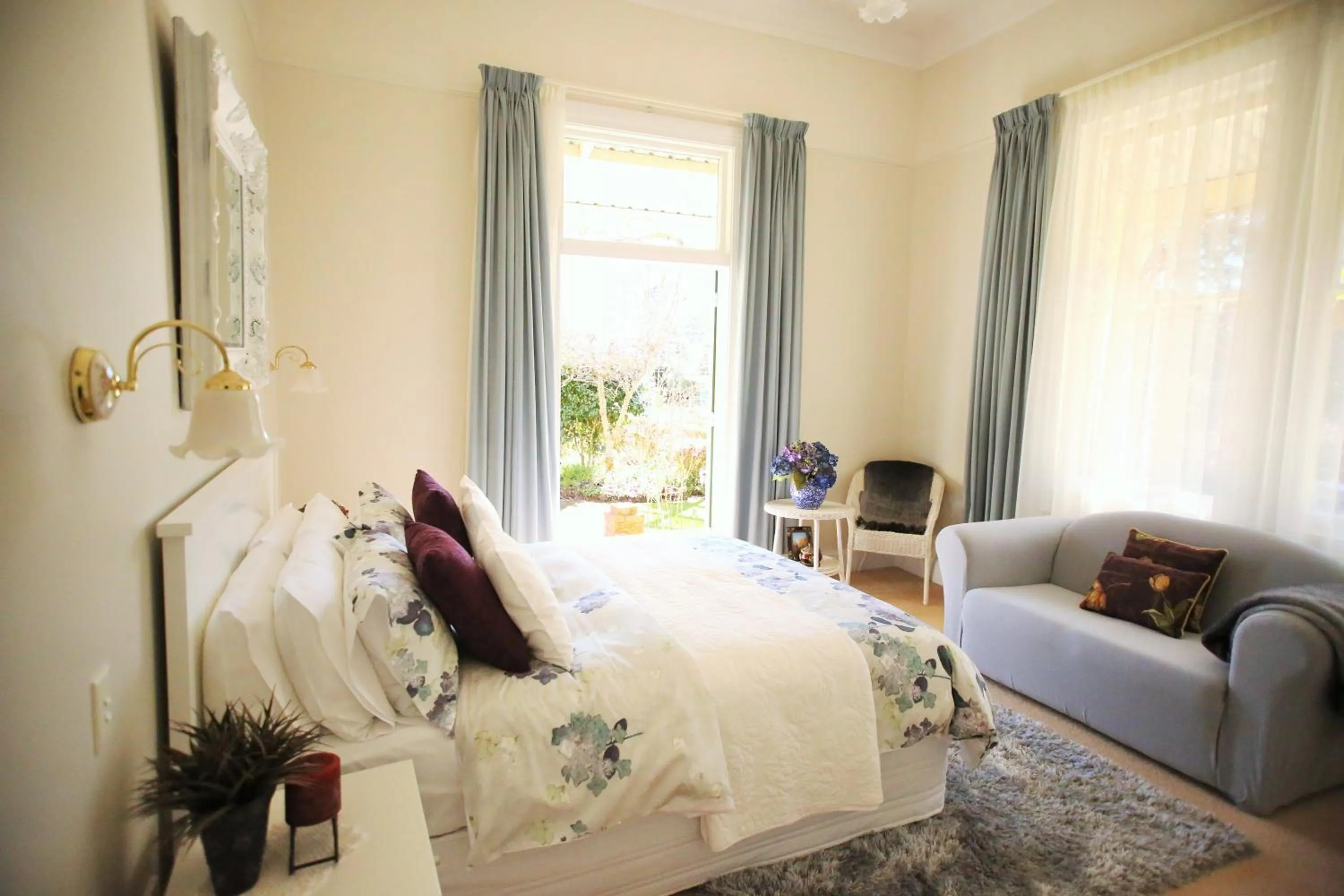 Photo of the whole room, Bed in Regan House