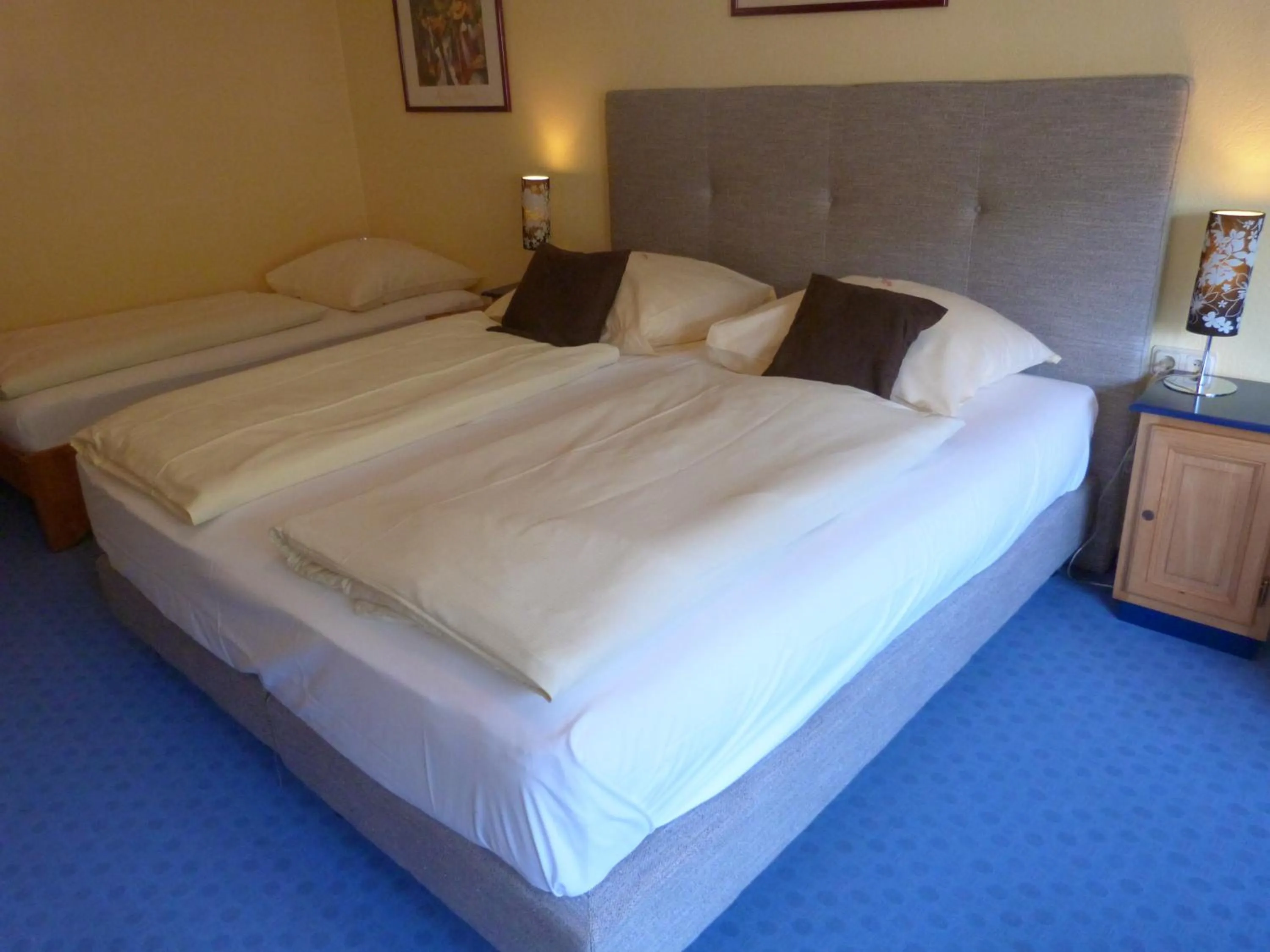 Bed in Hôtel - Restaurant " Victor Hugo"