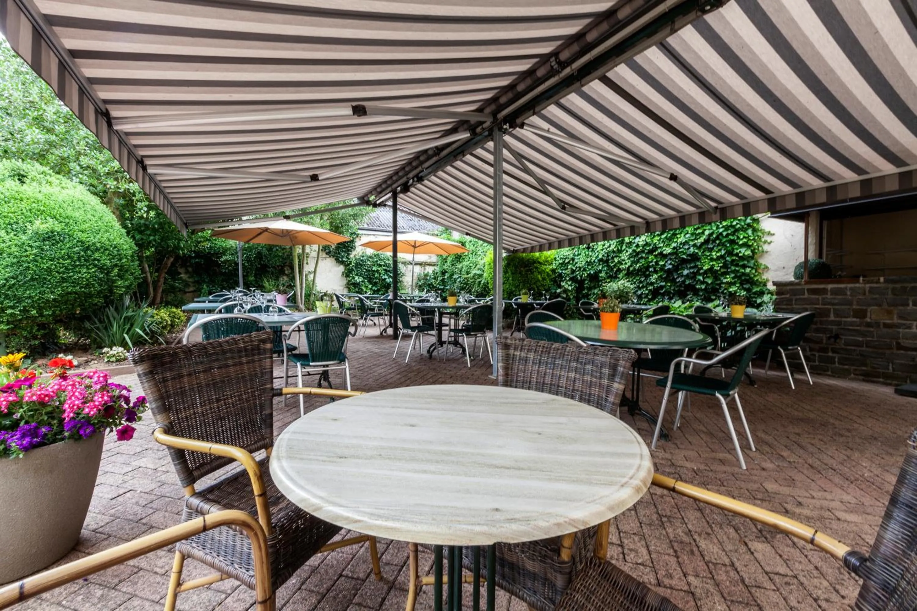 Patio in Hôtel - Restaurant " Victor Hugo"