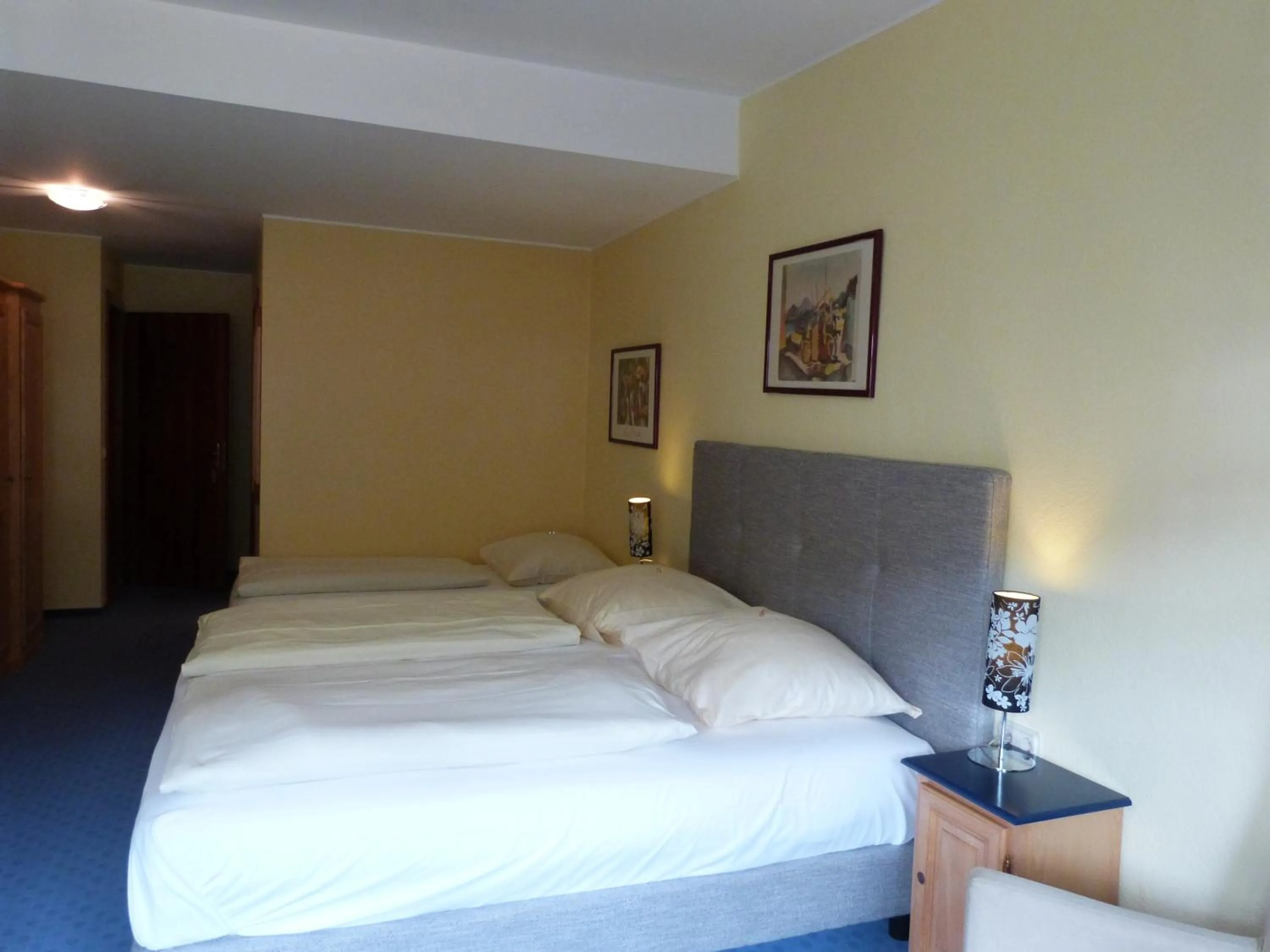 Bed in Hôtel - Restaurant " Victor Hugo"