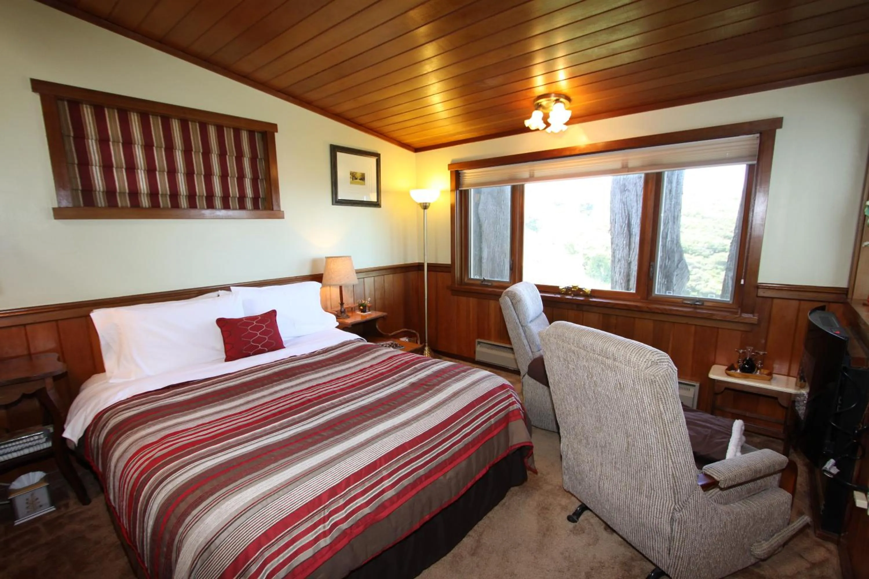 Bedroom, Bed in Elk Cove Inn & Spa