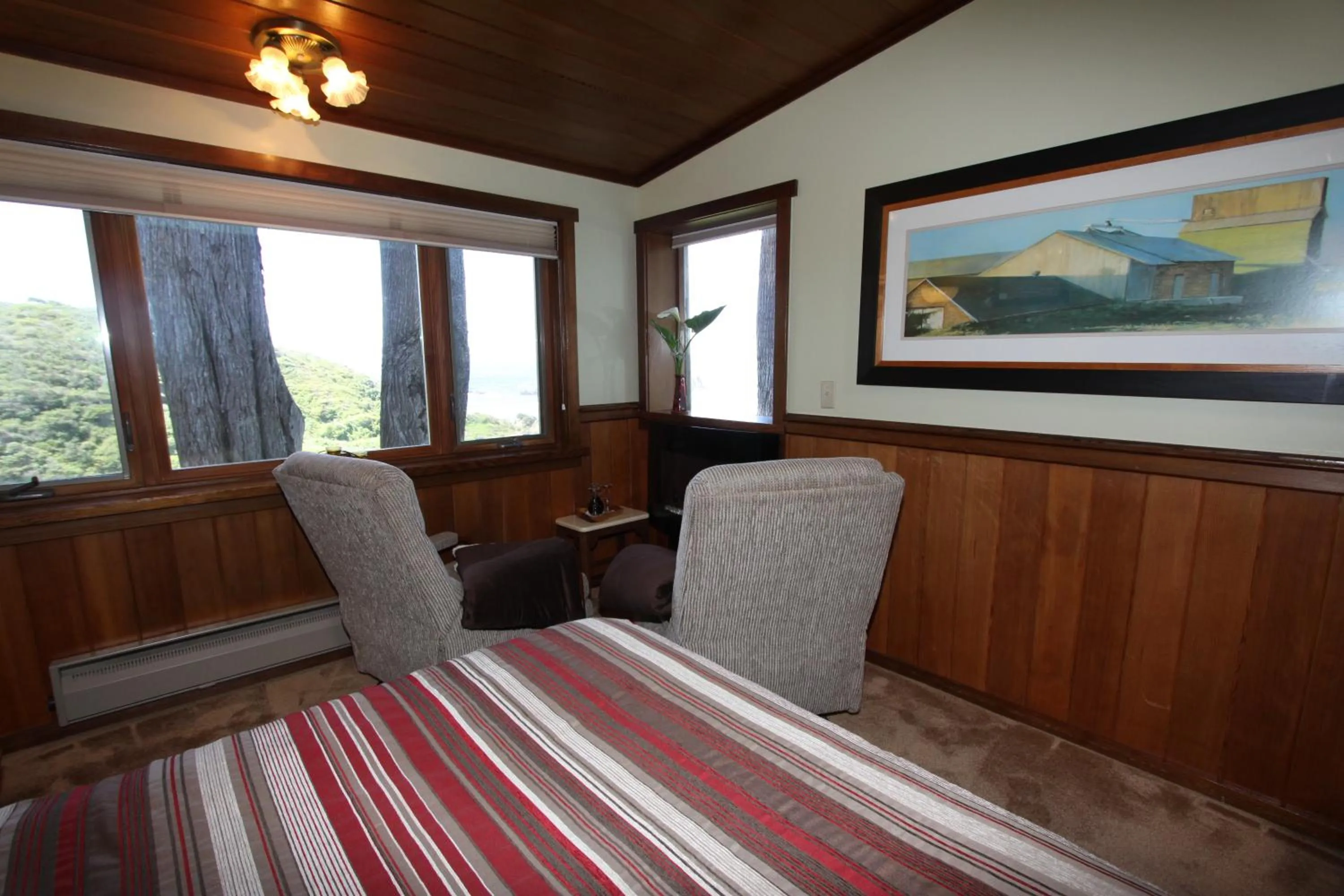 Seating area, Bed in Elk Cove Inn & Spa
