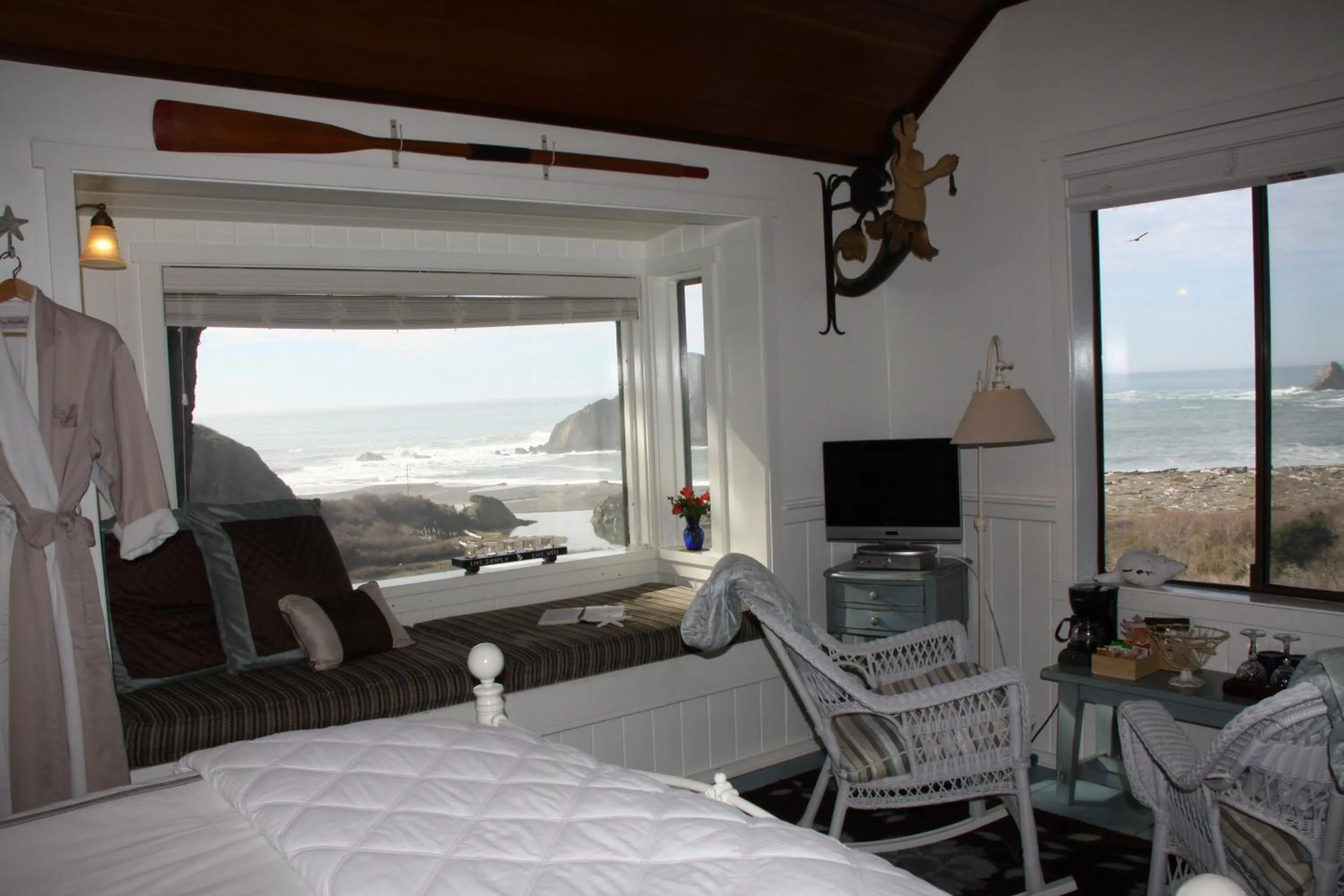 Seating area, Bed in Elk Cove Inn & Spa