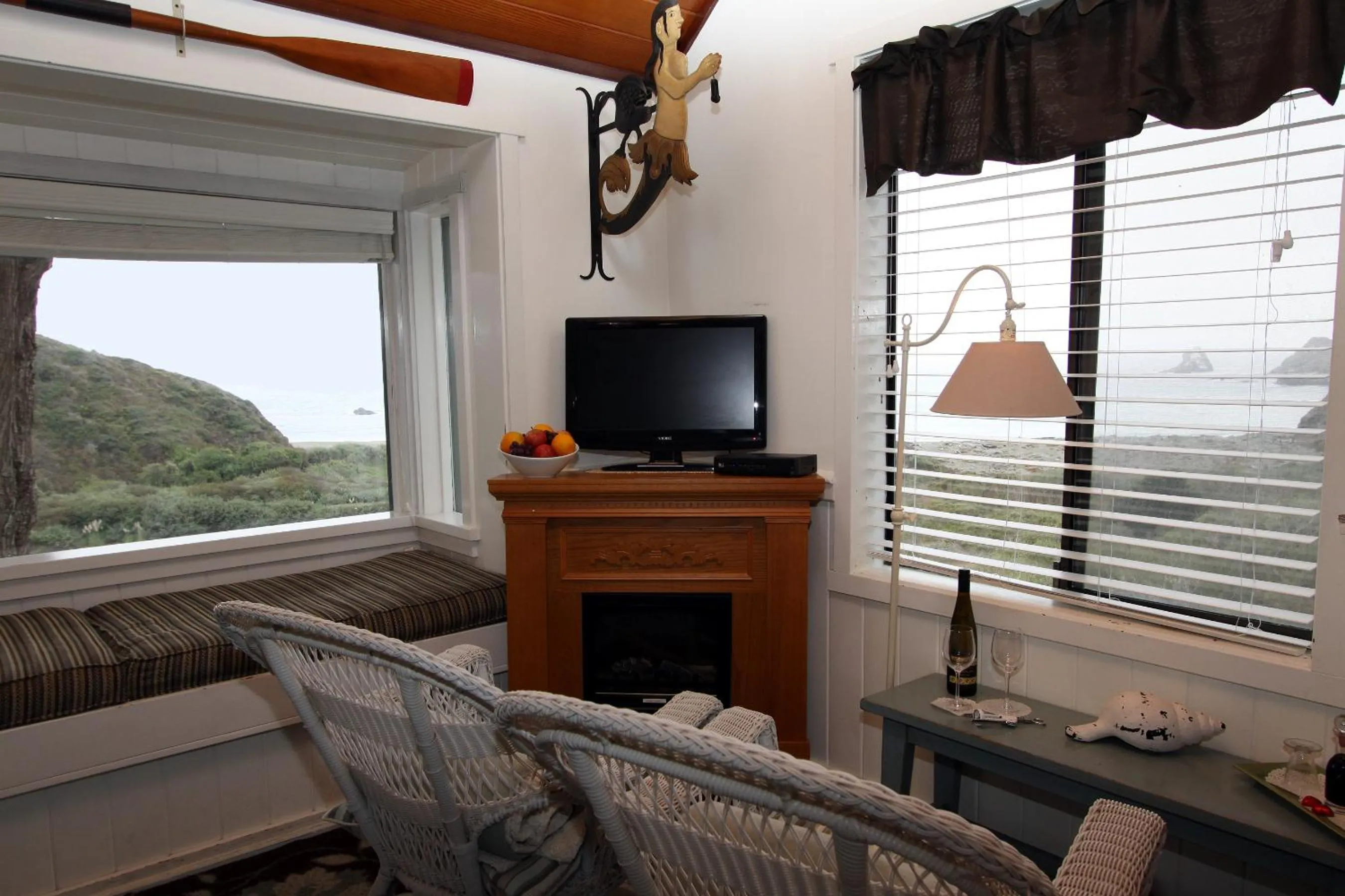 TV and multimedia in Elk Cove Inn & Spa