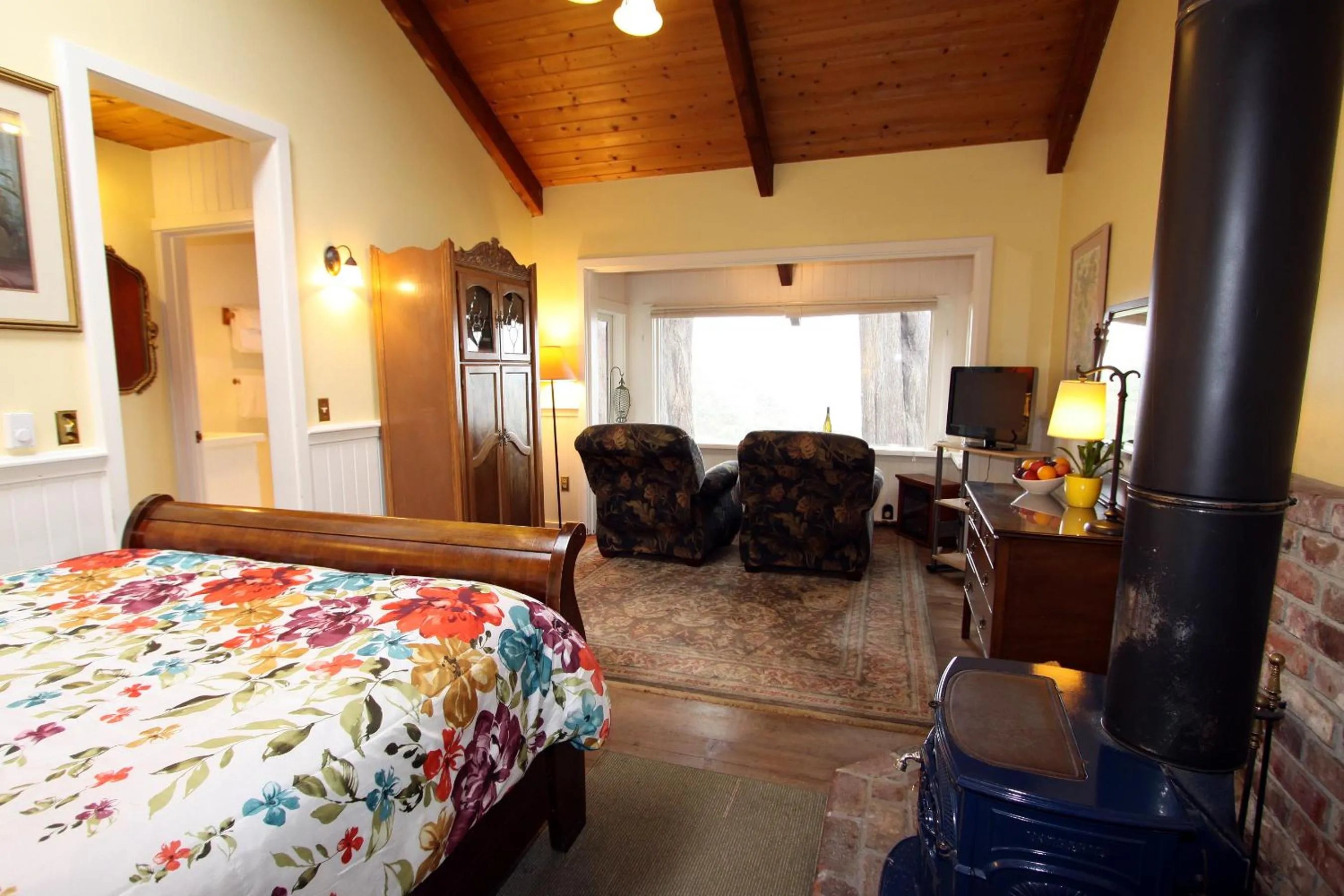 Photo of the whole room, Bed in Elk Cove Inn & Spa